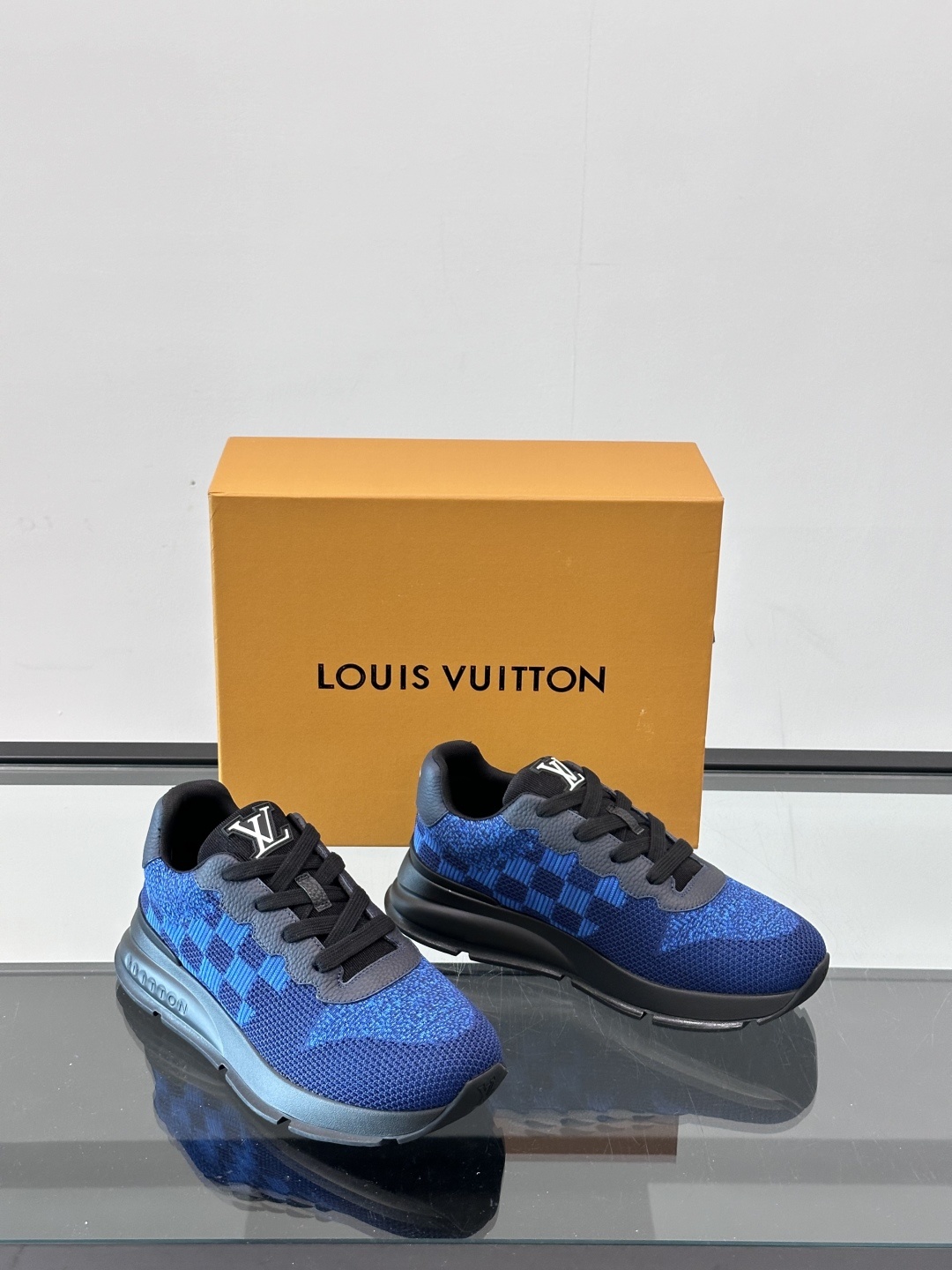 L.v 🆕RUN AWAY 运动鞋,本款 Run Away 运动鞋选用进口一体飞织打造,橡胶外底延续跑鞋