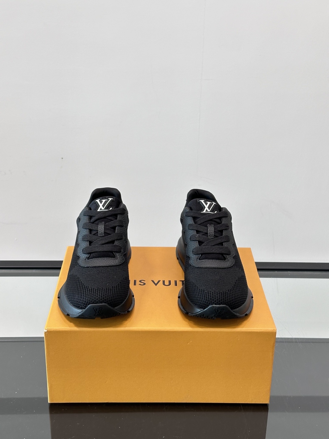 L.v 🆕RUN AWAY 运动鞋,本款 Run Away 运动鞋选用进口一体飞织打造,橡胶外底延续跑鞋