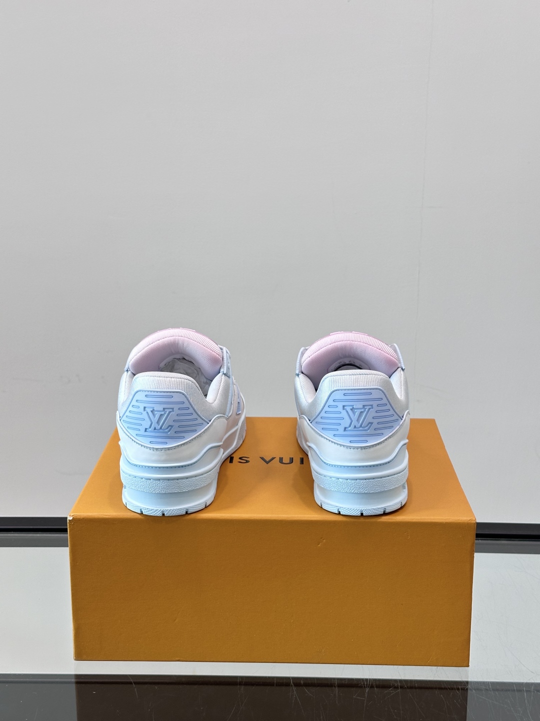 L. v TRAINER 水洗渐变运动鞋 重工打造特别版 采用水染小牛皮水洗工艺，精致单品，后部 #54