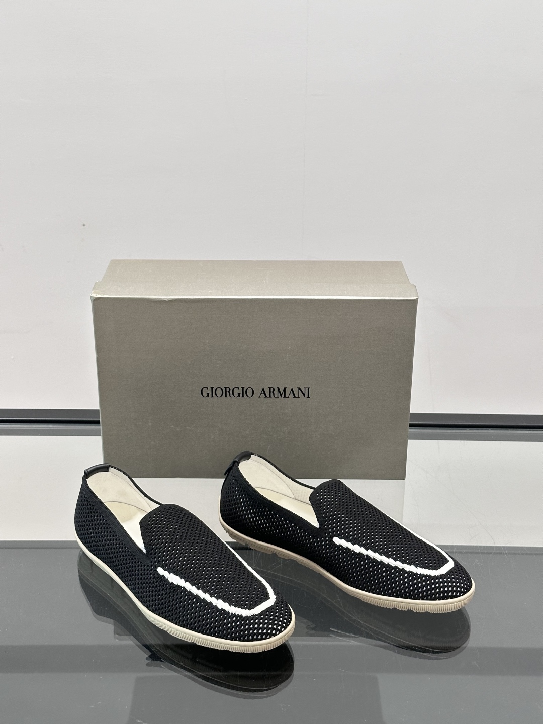 GIORGIO ARMANI男士一脚蹬透气乐福鞋👞。乔治阿玛尼 男士针织套穿运动休闲鞋，这款运动休闲鞋采
