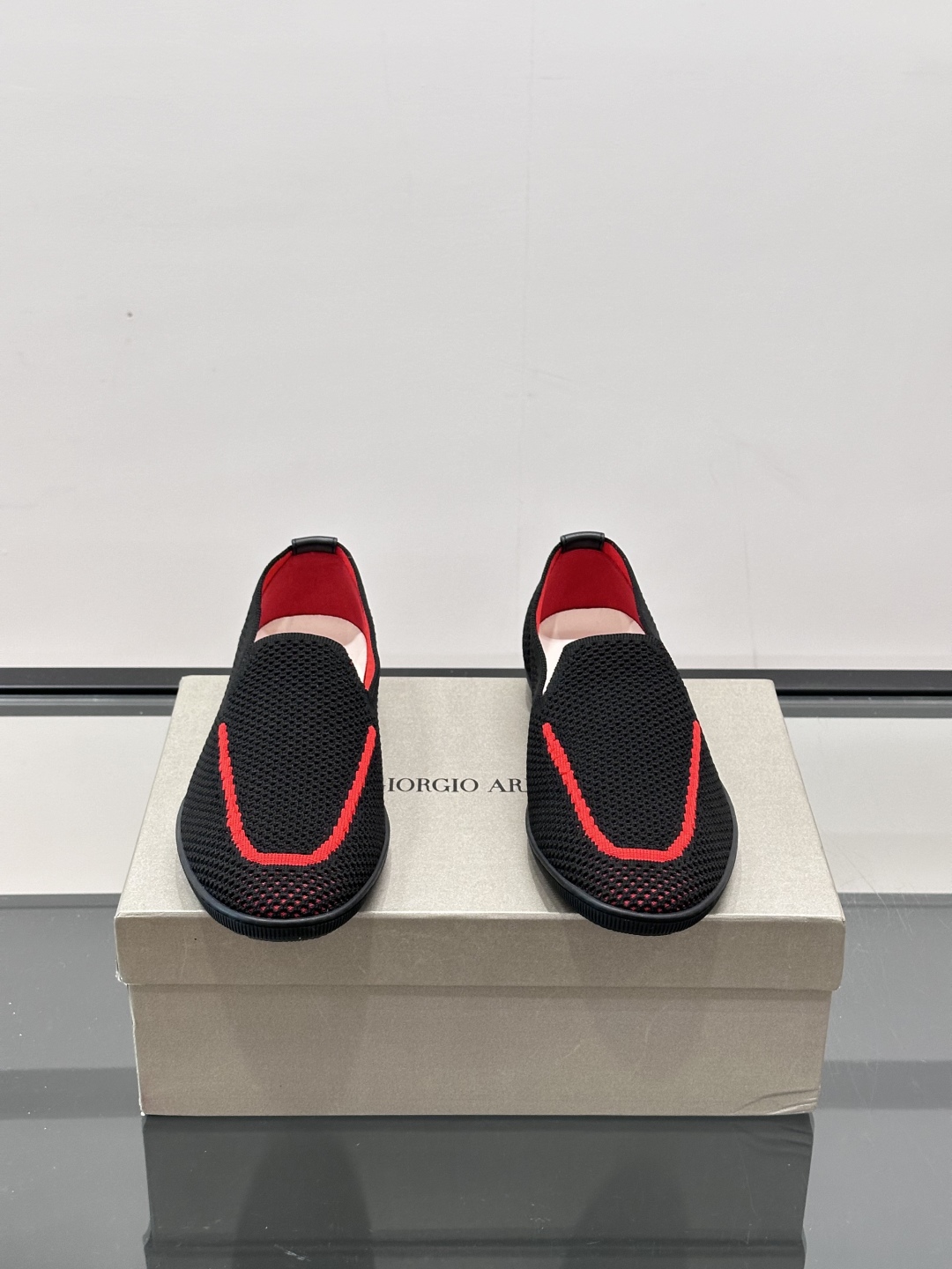 GIORGIO ARMANI男士一脚蹬透气乐福鞋👞。乔治阿玛尼 男士针织套穿运动休闲鞋，这款运动休闲鞋采