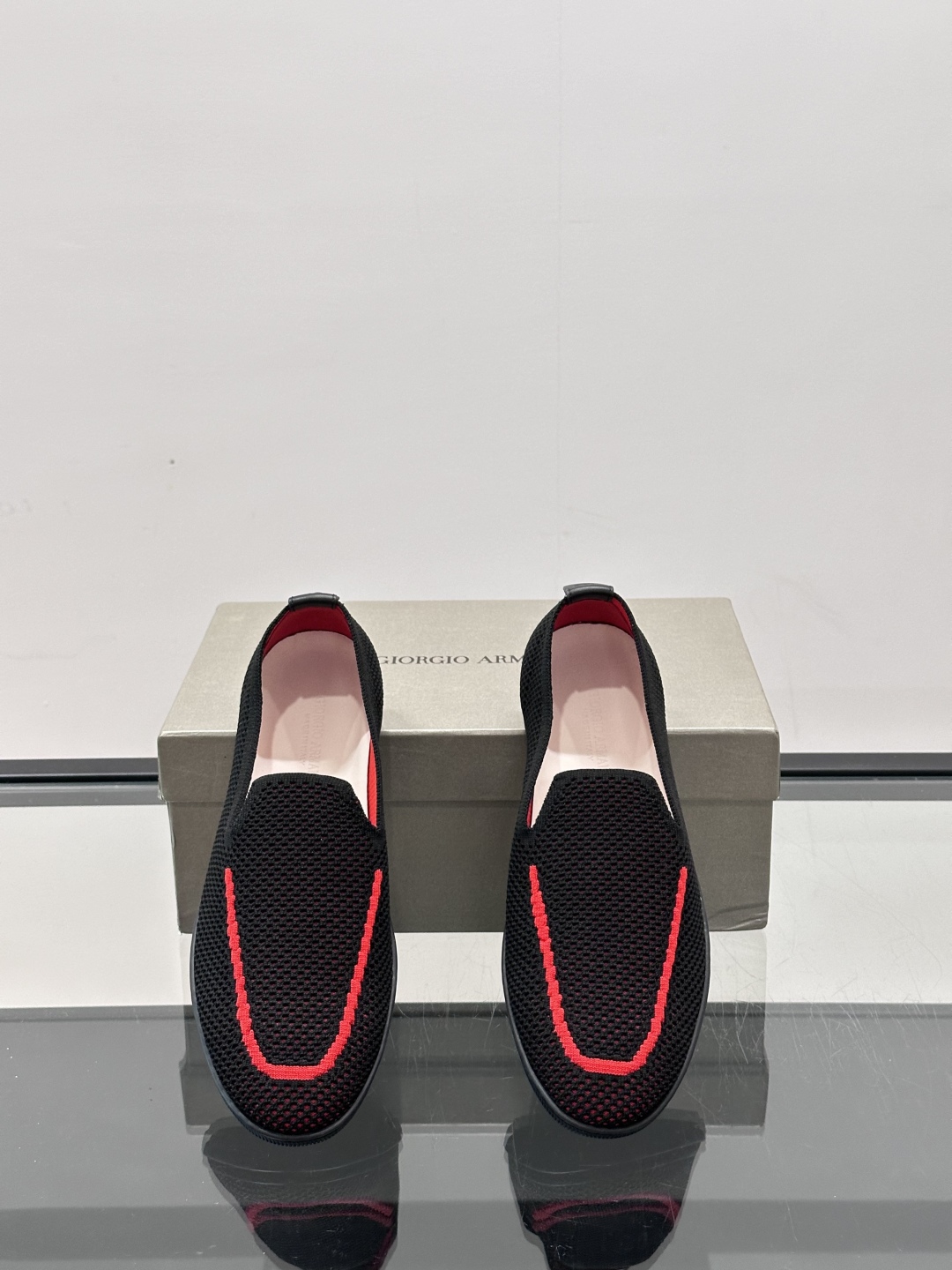 GIORGIO ARMANI男士一脚蹬透气乐福鞋👞。乔治阿玛尼 男士针织套穿运动休闲鞋，这款运动休闲鞋采