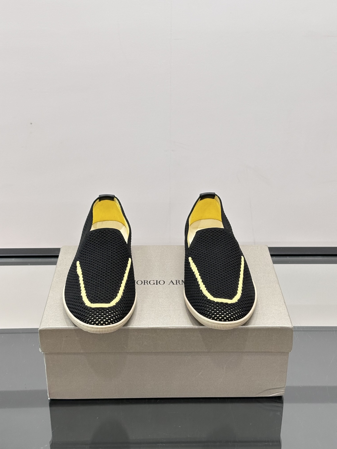 GIORGIO ARMANI男士一脚蹬透气乐福鞋👞。乔治阿玛尼 男士针织套穿运动休闲鞋，这款运动休闲鞋采