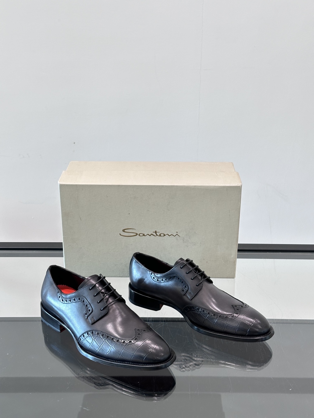 Santoni/圣东尼 意大利男士手工小牛皮真皮大底正装皮鞋，这个意大利纯手工鞋履品牌的每一双鞋设计简洁