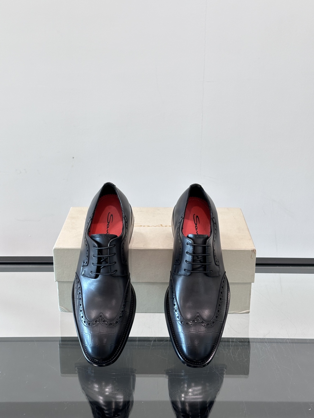 Santoni/圣东尼 意大利男士手工小牛皮真皮大底正装皮鞋，这个意大利纯手工鞋履品牌的每一双鞋设计简洁