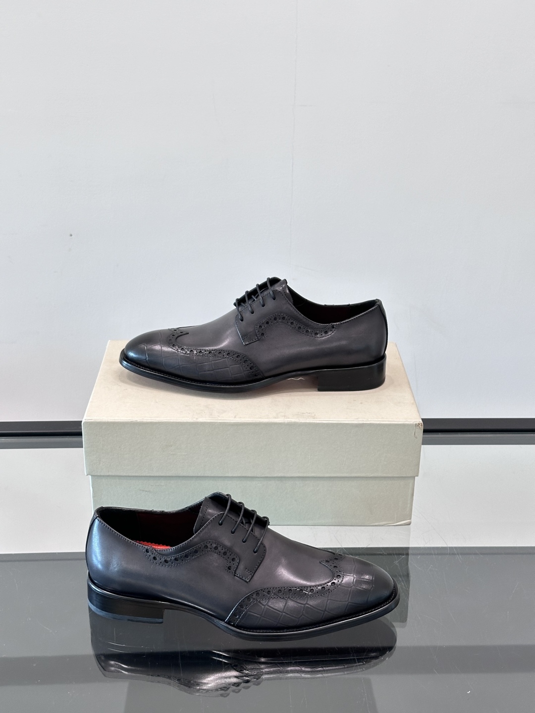 Santoni/圣东尼 意大利男士手工小牛皮真皮大底正装皮鞋，这个意大利纯手工鞋履品牌的每一双鞋设计简洁