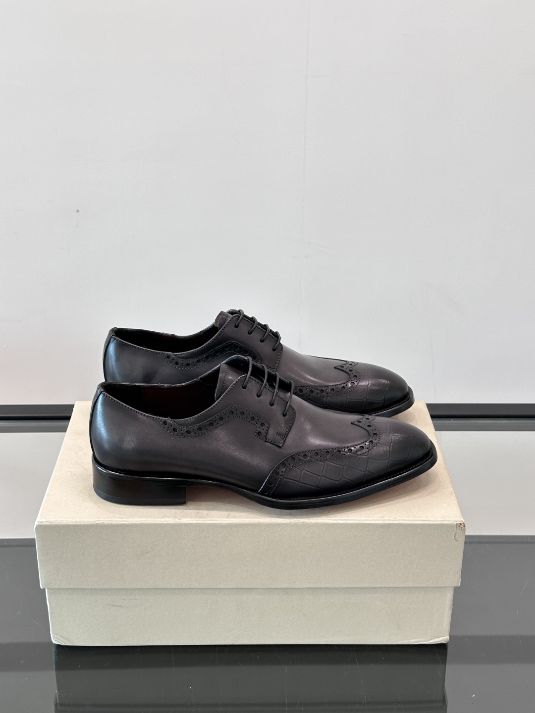 Santoni/圣东尼 意大利男士手工小牛皮真皮大底正装皮鞋，这个意大利纯手工鞋履品牌的每一双鞋设计简洁