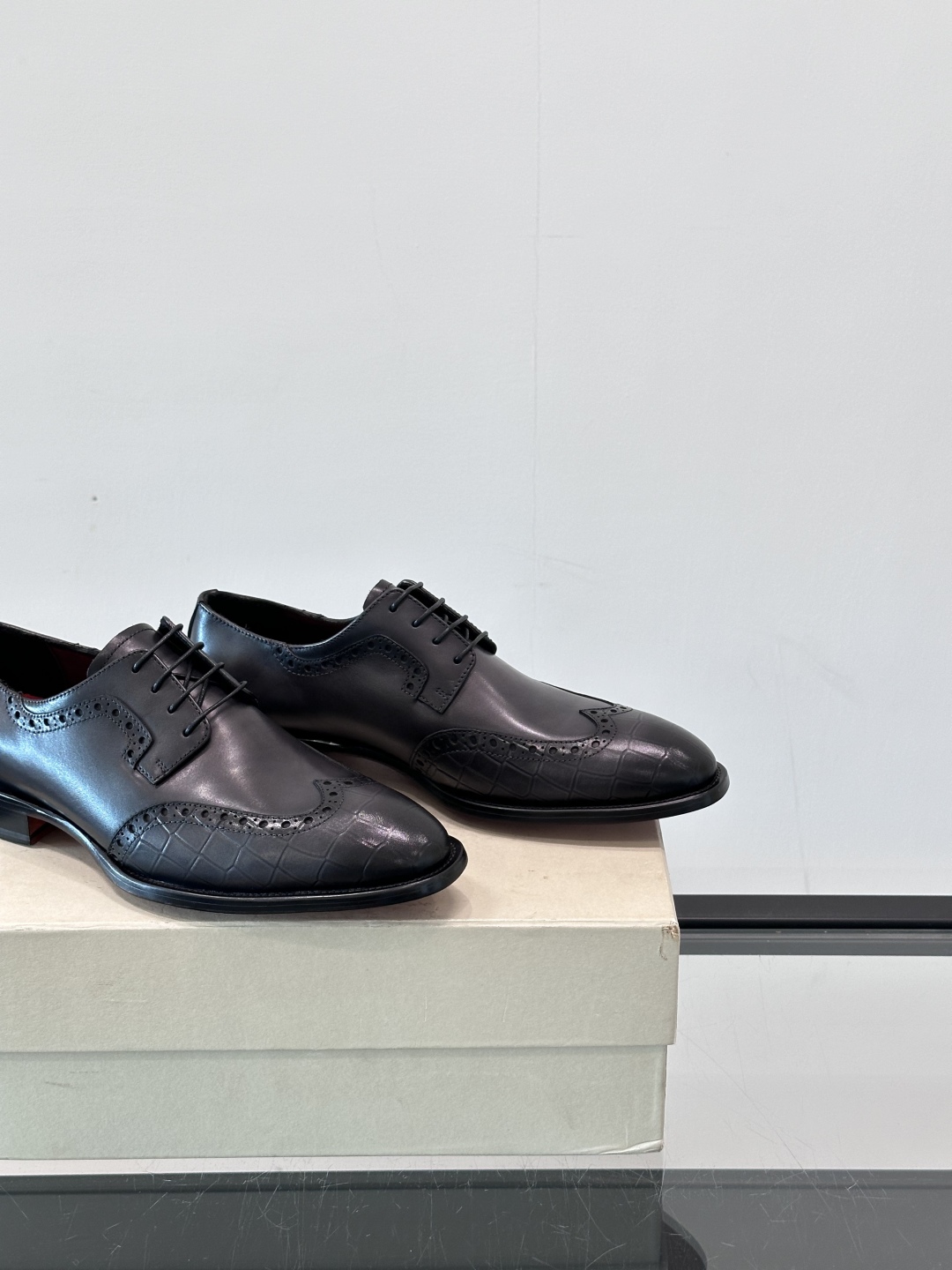 Santoni/圣东尼 意大利男士手工小牛皮真皮大底正装皮鞋，这个意大利纯手工鞋履品牌的每一双鞋设计简洁