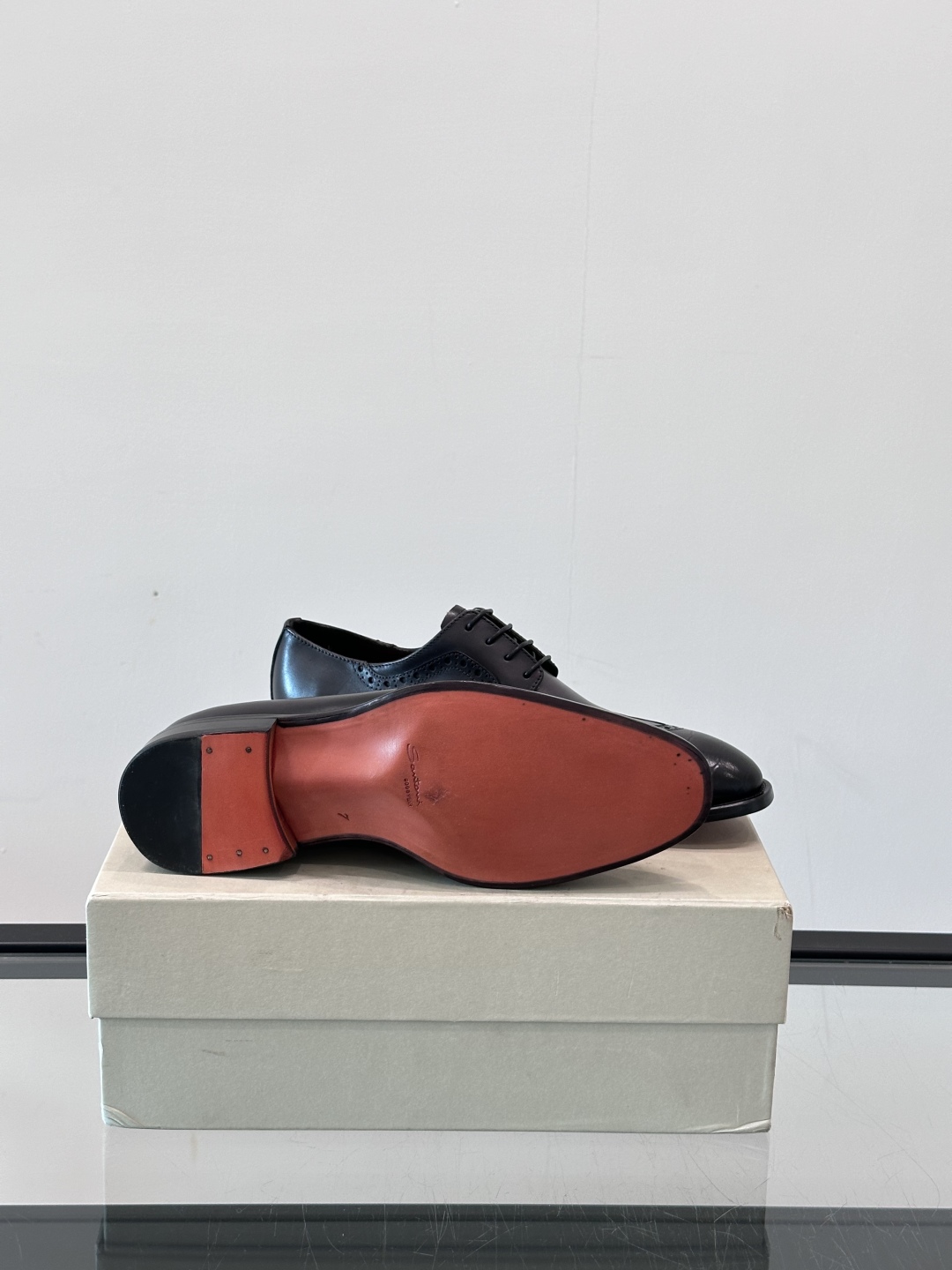 Santoni/圣东尼 意大利男士手工小牛皮真皮大底正装皮鞋，这个意大利纯手工鞋履品牌的每一双鞋设计简洁