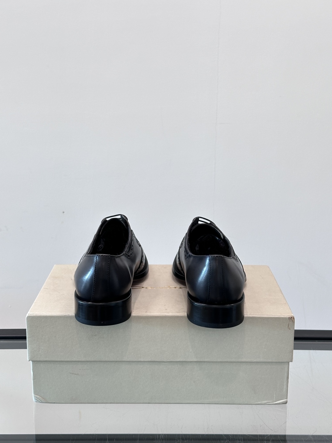Santoni/圣东尼 意大利男士手工小牛皮真皮大底正装皮鞋，这个意大利纯手工鞋履品牌的每一双鞋设计简洁