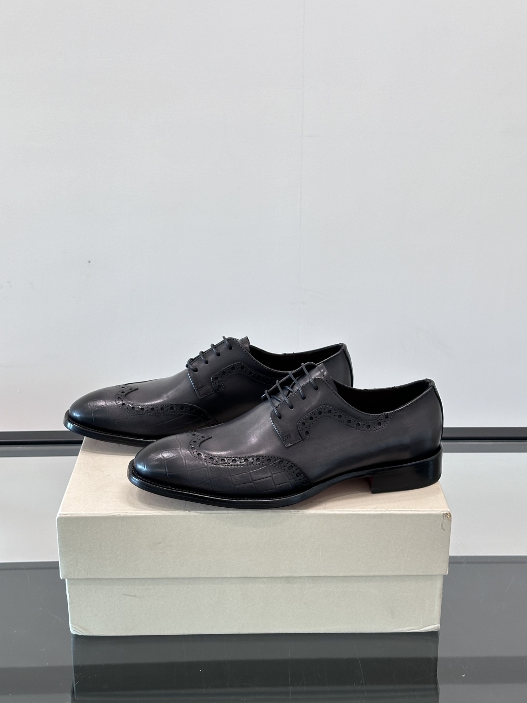 Santoni/圣东尼 意大利男士手工小牛皮真皮大底正装皮鞋，这个意大利纯手工鞋履品牌的每一双鞋设计简洁