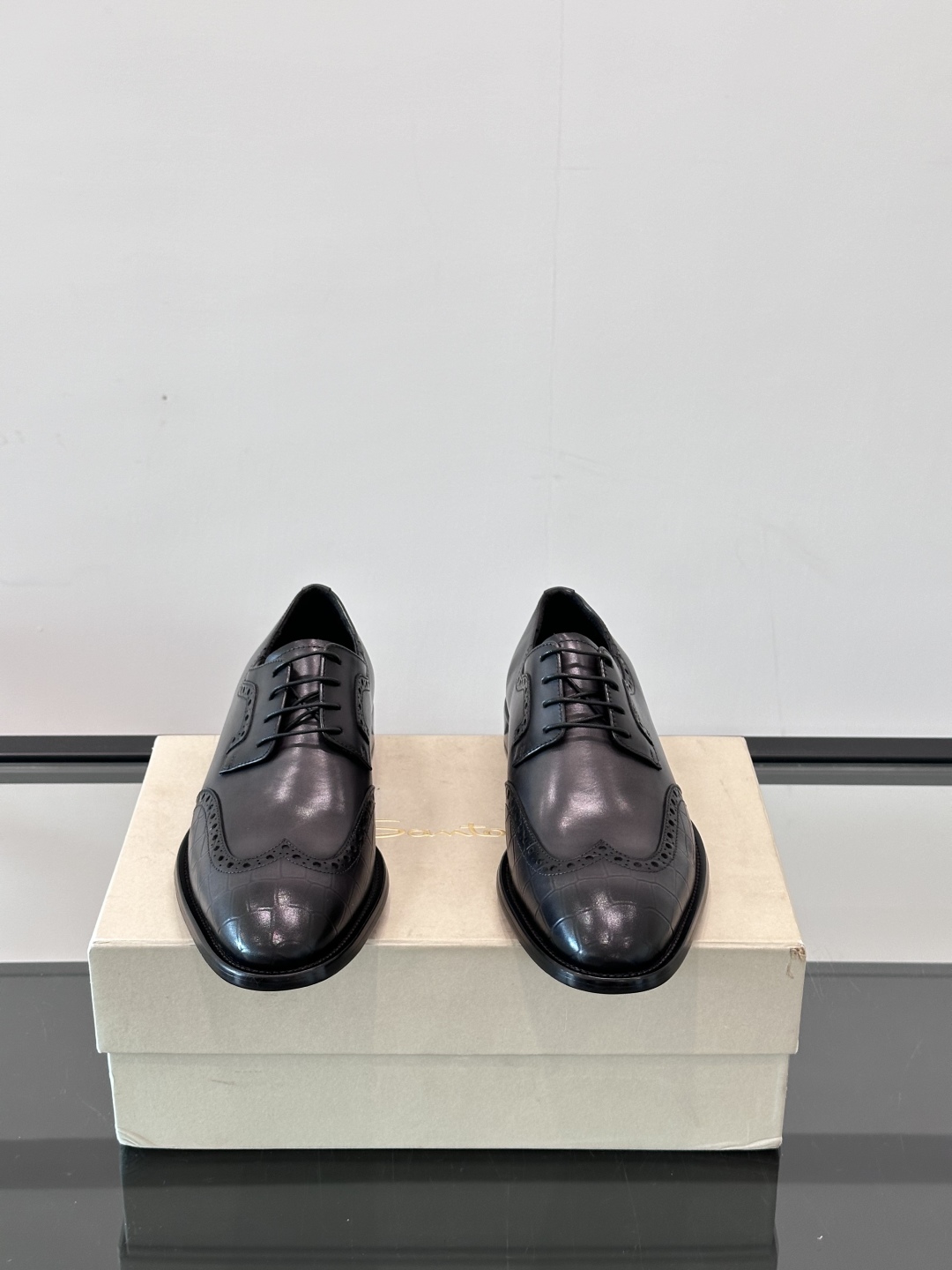 Santoni/圣东尼 意大利男士手工小牛皮真皮大底正装皮鞋，这个意大利纯手工鞋履品牌的每一双鞋设计简洁