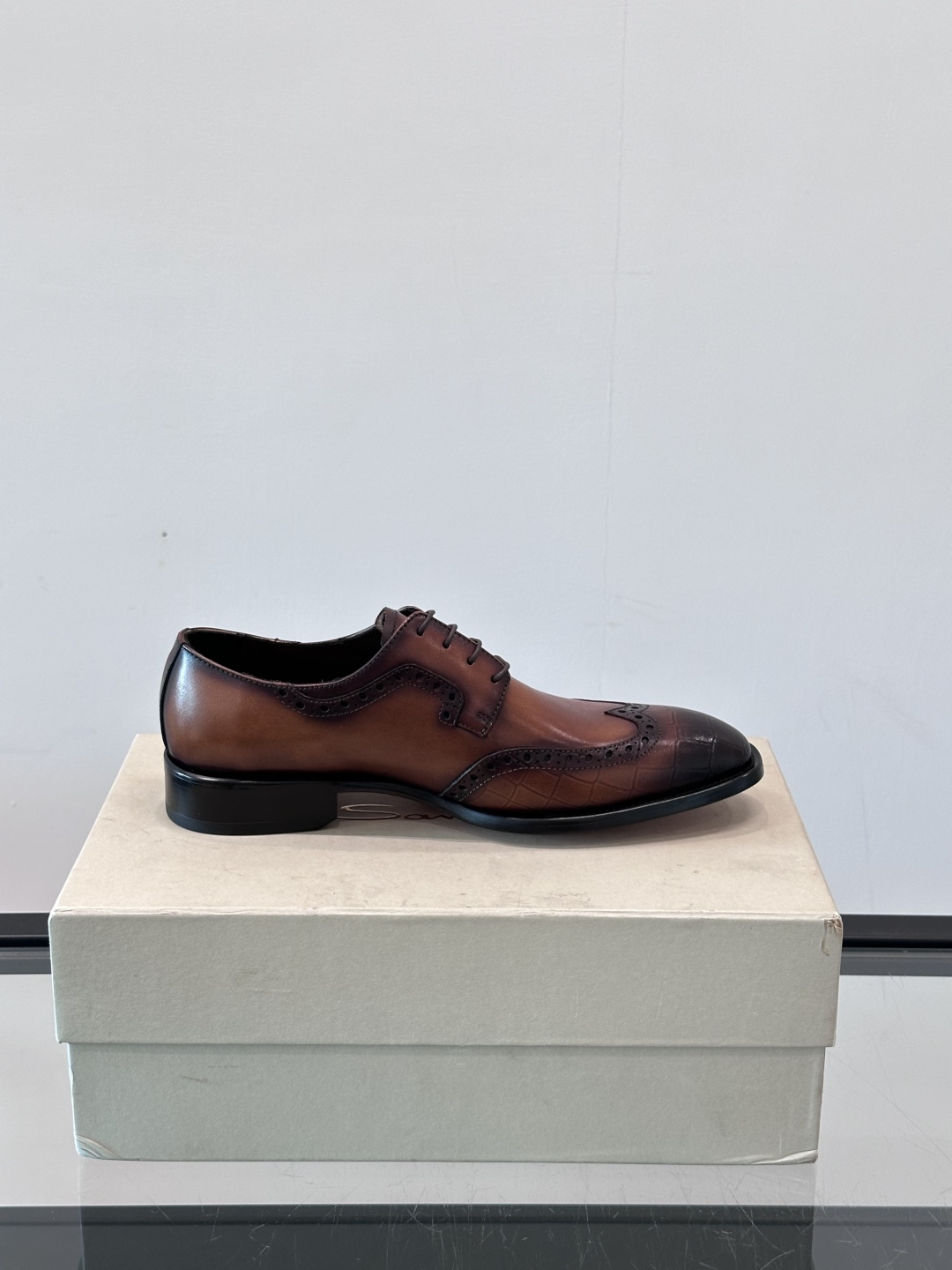 Santoni/圣东尼 意大利男士手工小牛皮真皮大底正装皮鞋，这个意大利纯手工鞋履品牌的每一双鞋设计简洁