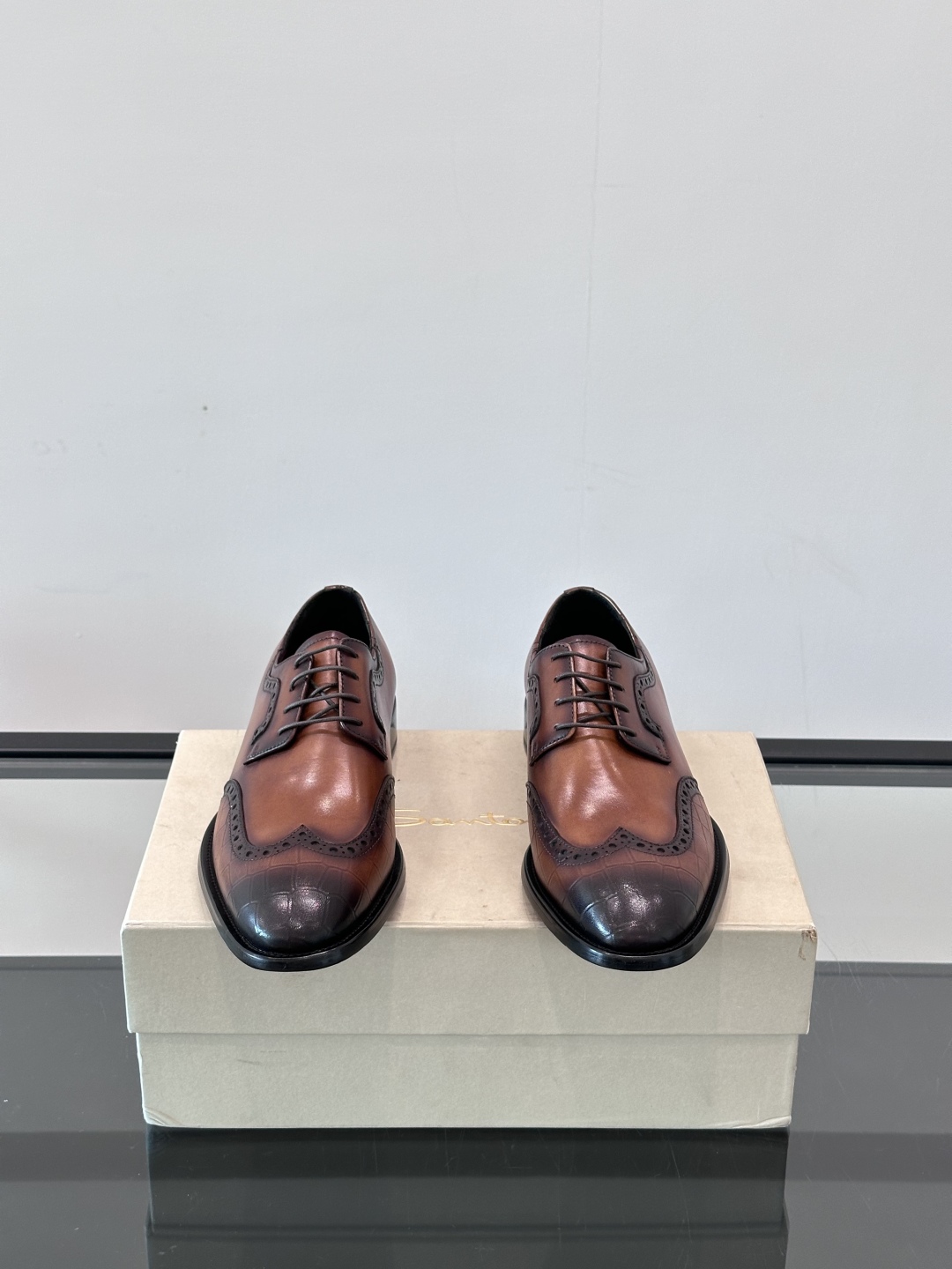 Santoni/圣东尼 意大利男士手工小牛皮真皮大底正装皮鞋，这个意大利纯手工鞋履品牌的每一双鞋设计简洁