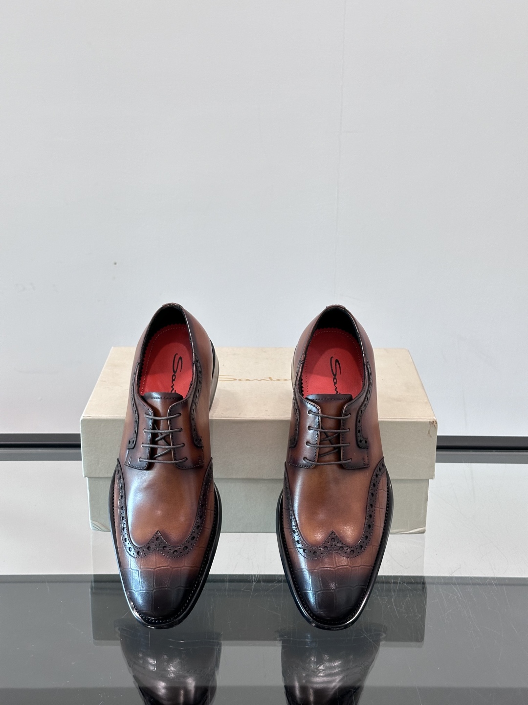 Santoni/圣东尼 意大利男士手工小牛皮真皮大底正装皮鞋，这个意大利纯手工鞋履品牌的每一双鞋设计简洁