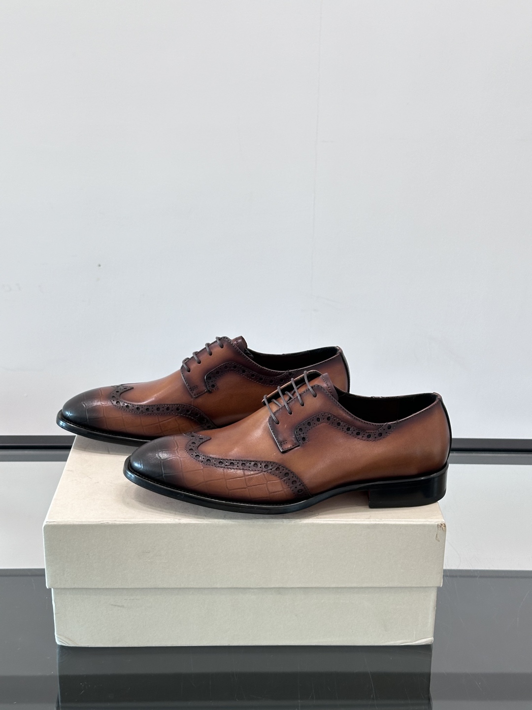 Santoni/圣东尼 意大利男士手工小牛皮真皮大底正装皮鞋，这个意大利纯手工鞋履品牌的每一双鞋设计简洁