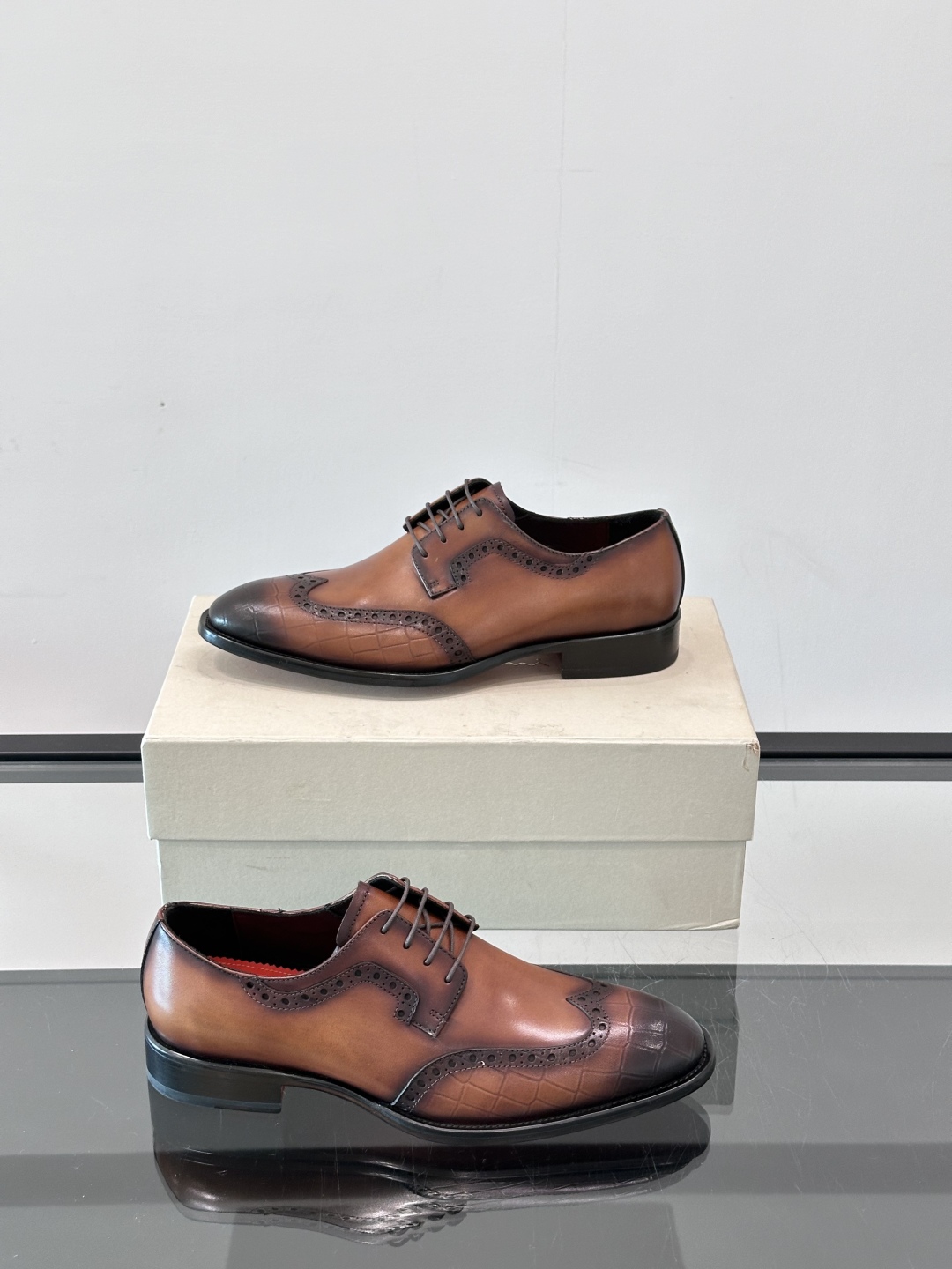 Santoni/圣东尼 意大利男士手工小牛皮真皮大底正装皮鞋，这个意大利纯手工鞋履品牌的每一双鞋设计简洁