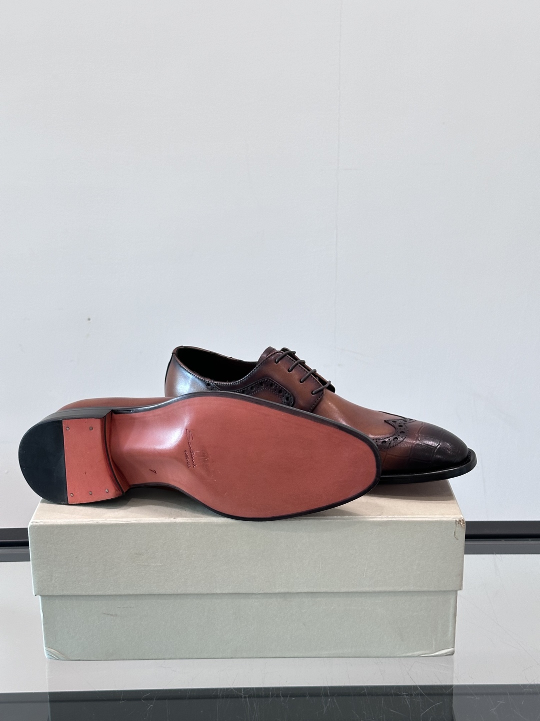Santoni/圣东尼 意大利男士手工小牛皮真皮大底正装皮鞋，这个意大利纯手工鞋履品牌的每一双鞋设计简洁
