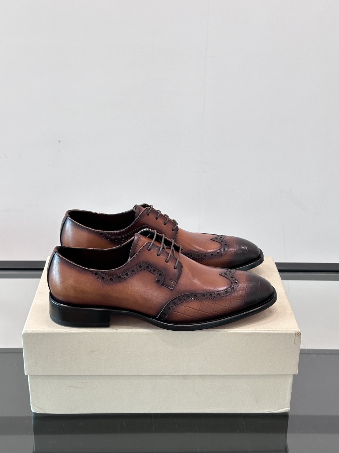 Santoni/圣东尼 意大利男士手工小牛皮真皮大底正装皮鞋，这个意大利纯手工鞋履品牌的每一双鞋设计简洁