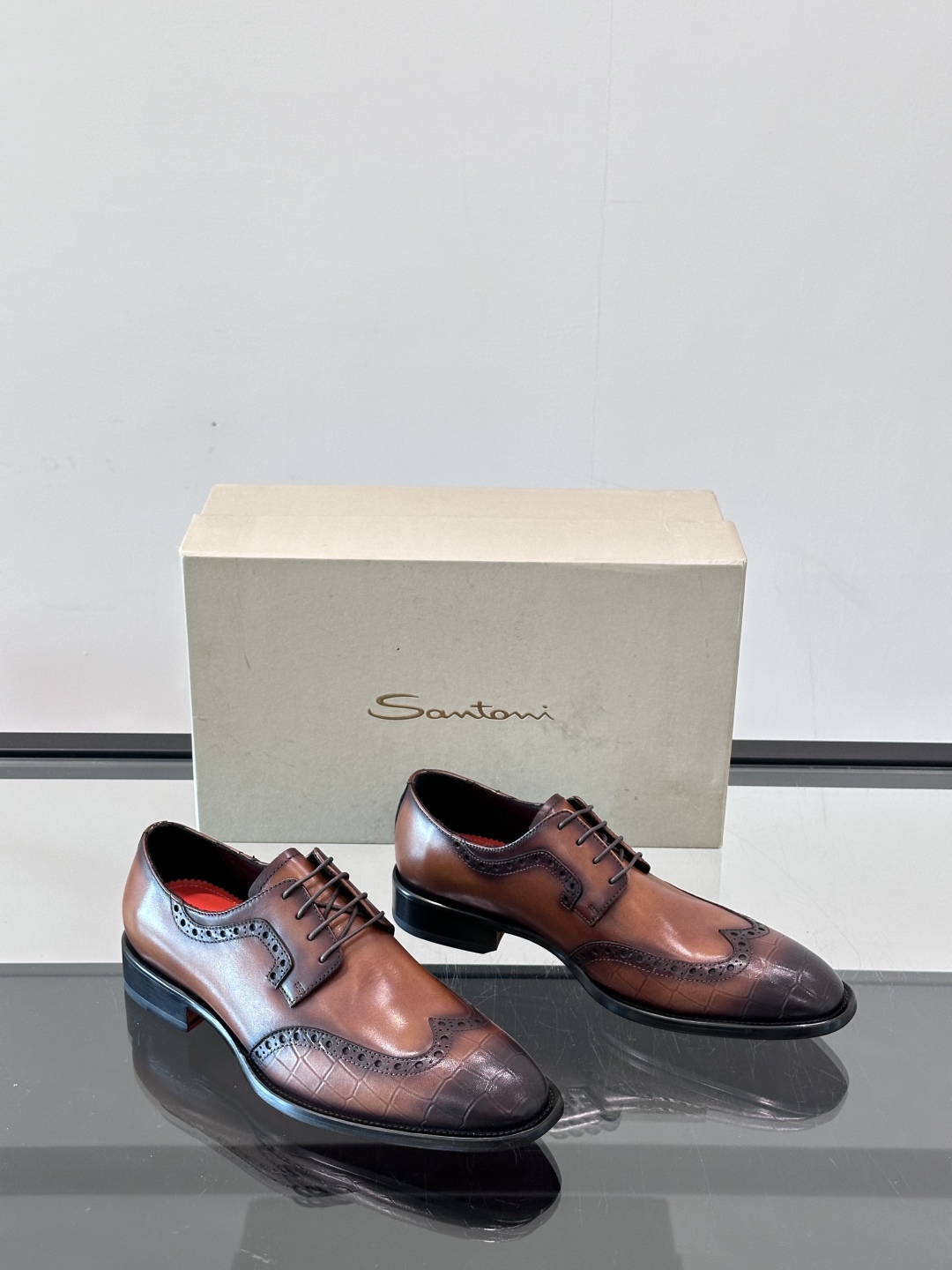 Santoni/圣东尼 意大利男士手工小牛皮真皮大底正装皮鞋，这个意大利纯手工鞋履品牌的每一双鞋设计简洁