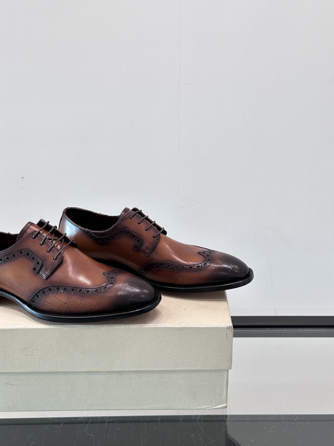 Santoni/圣东尼 意大利男士手工小牛皮真皮大底正装皮鞋，这个意大利纯手工鞋履品牌的每一双鞋设计简洁