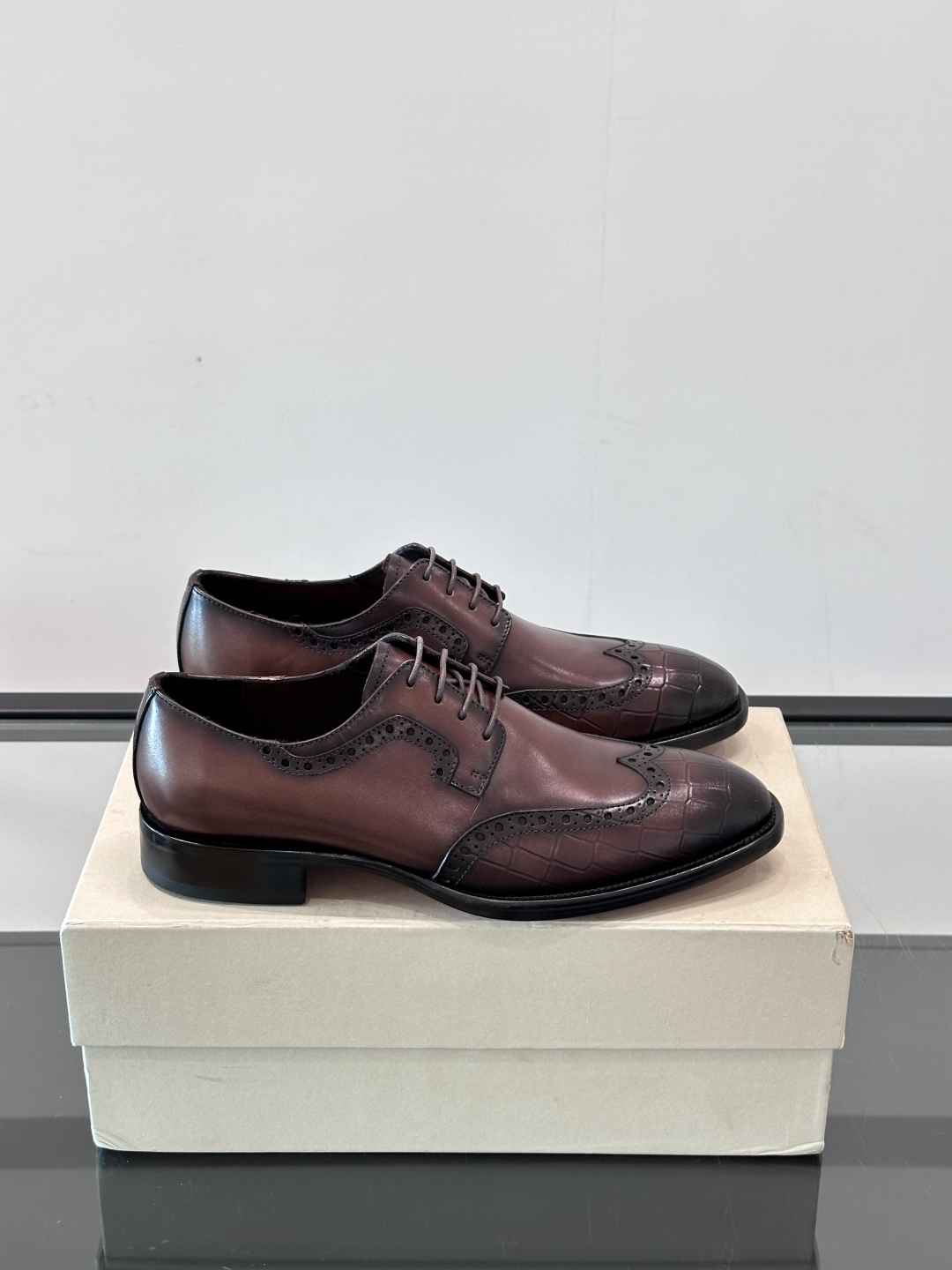 Santoni/圣东尼 意大利男士手工小牛皮真皮大底正装皮鞋，这个意大利纯手工鞋履品牌的每一双鞋设计简洁