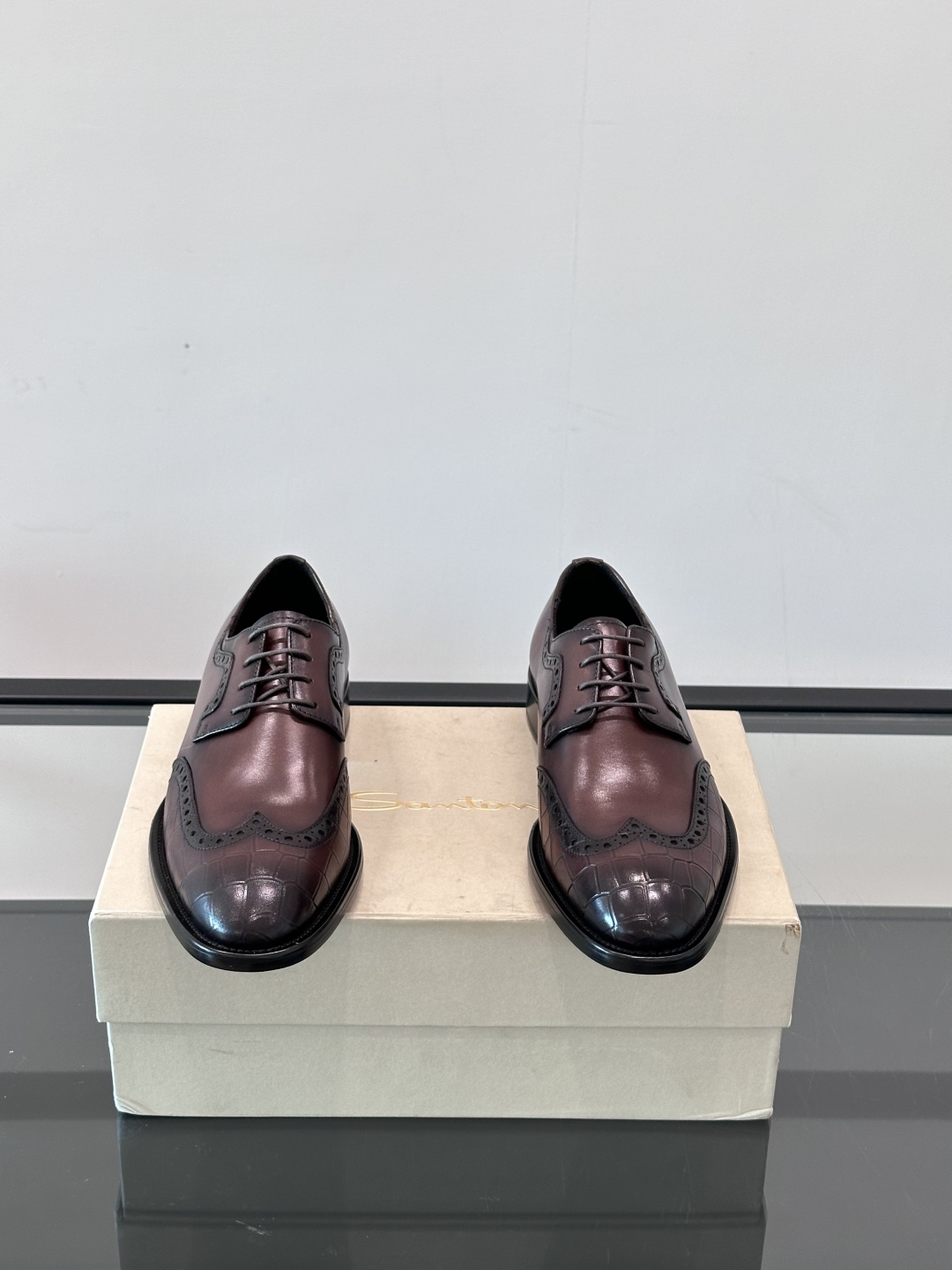 Santoni/圣东尼 意大利男士手工小牛皮真皮大底正装皮鞋，这个意大利纯手工鞋履品牌的每一双鞋设计简洁