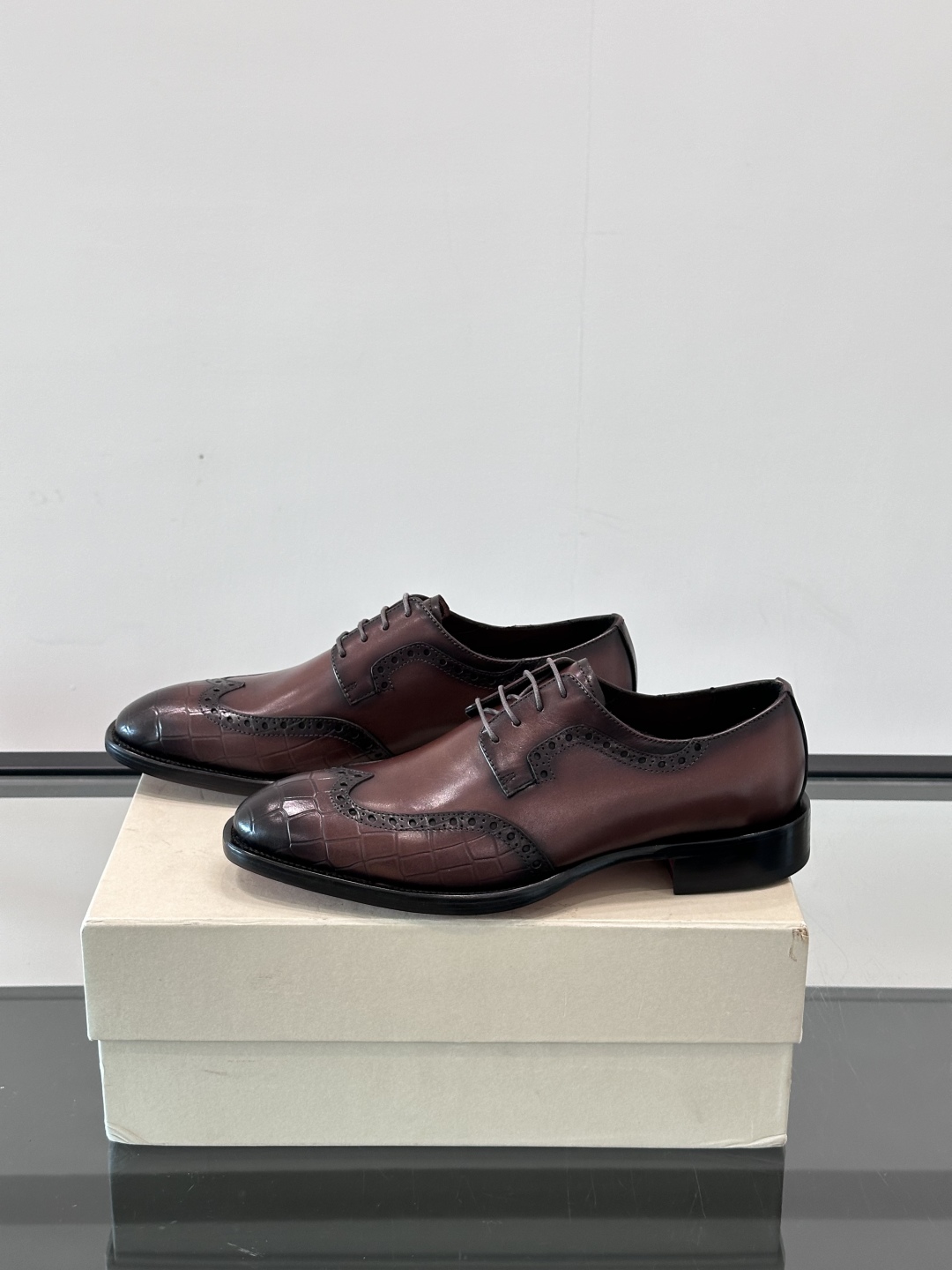 Santoni/圣东尼 意大利男士手工小牛皮真皮大底正装皮鞋，这个意大利纯手工鞋履品牌的每一双鞋设计简洁