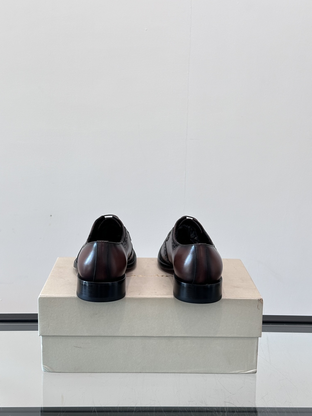 Santoni/圣东尼 意大利男士手工小牛皮真皮大底正装皮鞋，这个意大利纯手工鞋履品牌的每一双鞋设计简洁