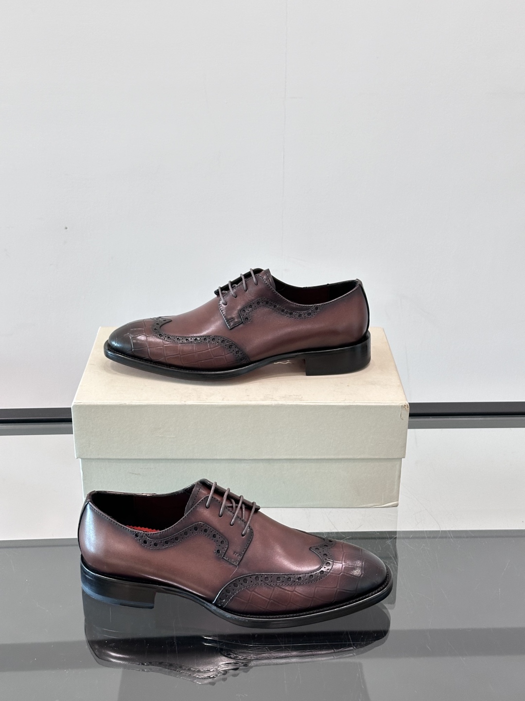 Santoni/圣东尼 意大利男士手工小牛皮真皮大底正装皮鞋，这个意大利纯手工鞋履品牌的每一双鞋设计简洁