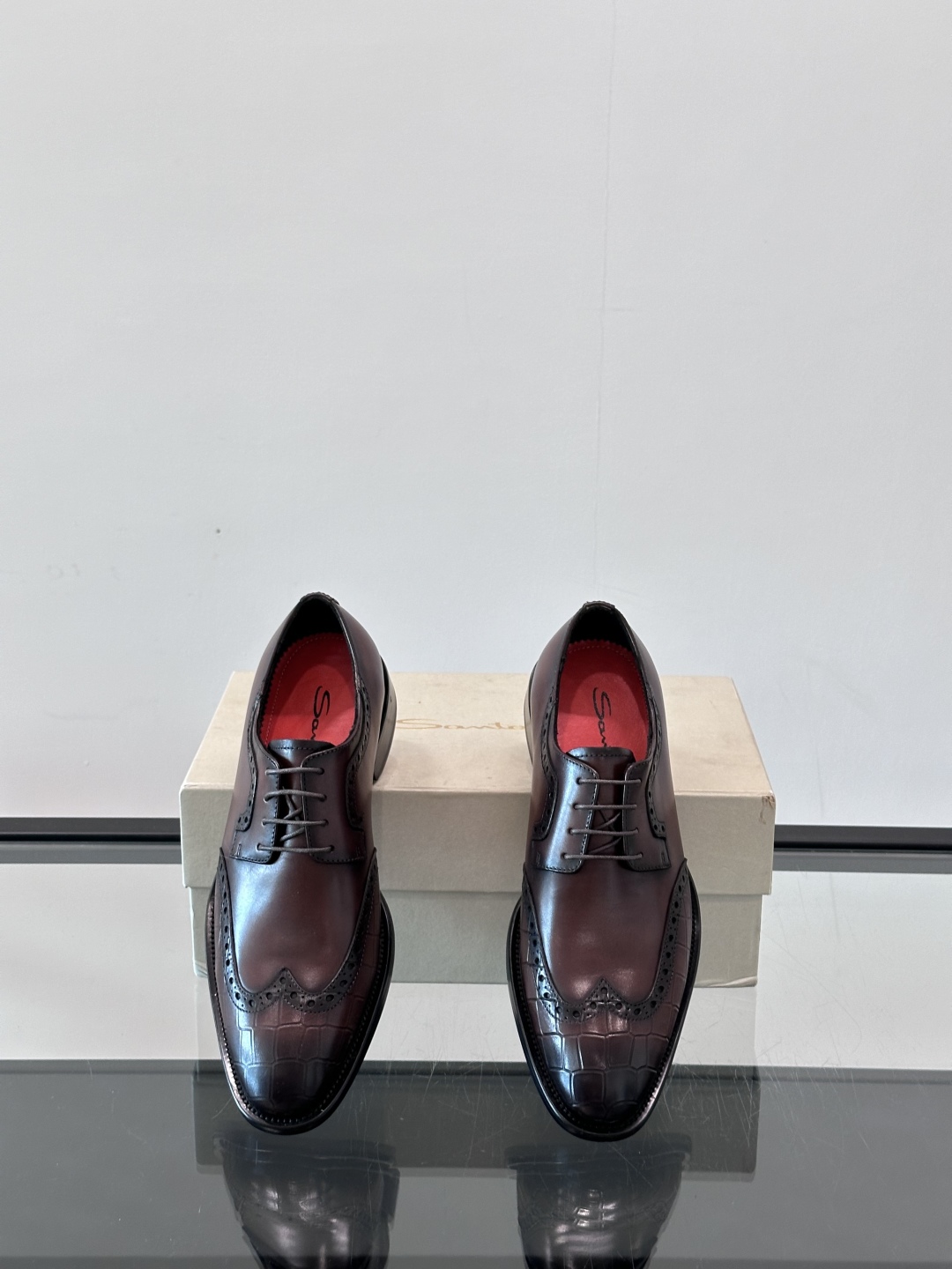 Santoni/圣东尼 意大利男士手工小牛皮真皮大底正装皮鞋，这个意大利纯手工鞋履品牌的每一双鞋设计简洁