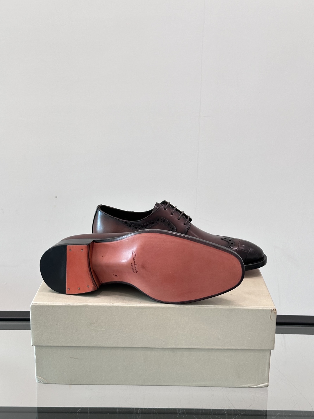 Santoni/圣东尼 意大利男士手工小牛皮真皮大底正装皮鞋，这个意大利纯手工鞋履品牌的每一双鞋设计简洁