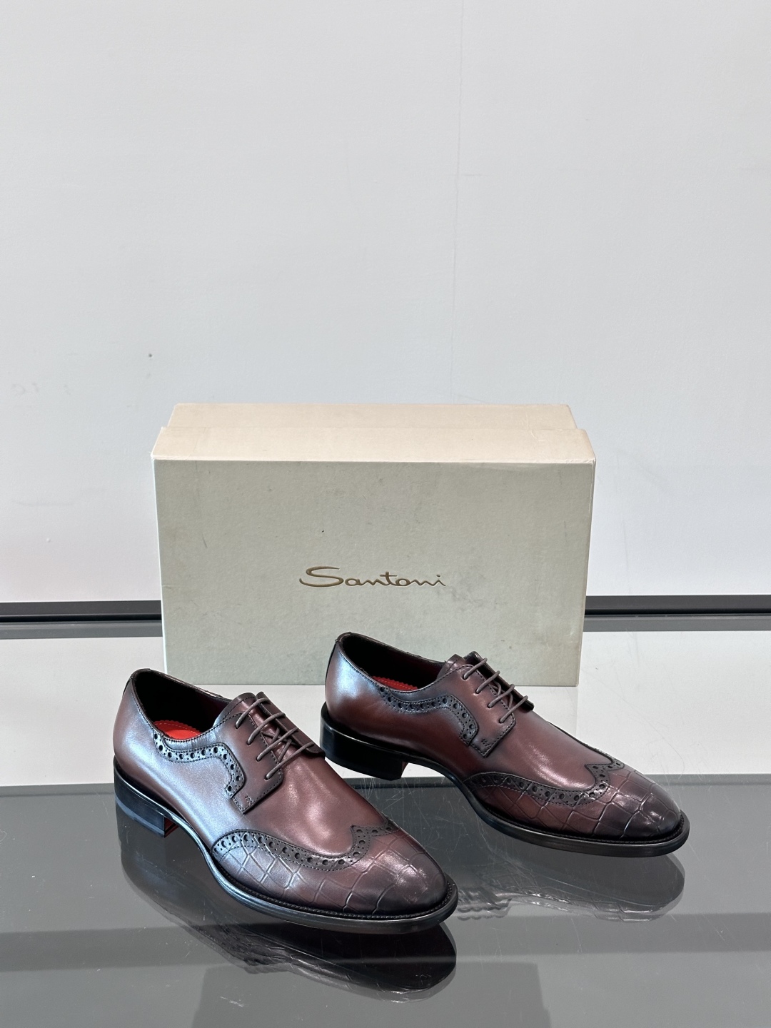 Santoni/圣东尼 意大利男士手工小牛皮真皮大底正装皮鞋，这个意大利纯手工鞋履品牌的每一双鞋设计简洁