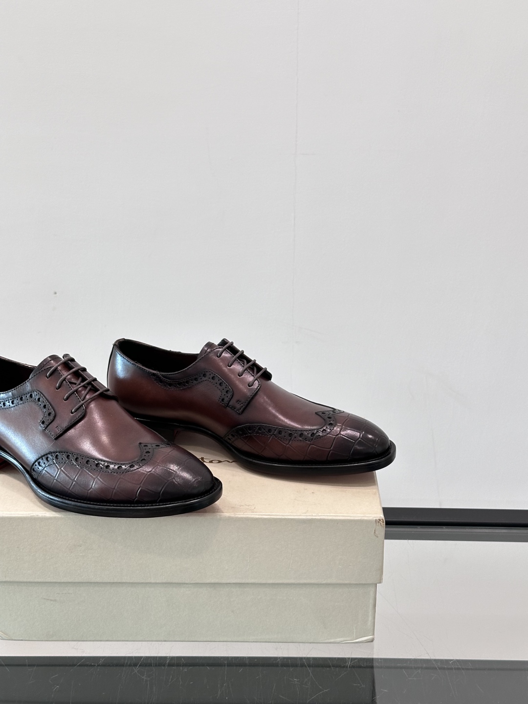 Santoni/圣东尼 意大利男士手工小牛皮真皮大底正装皮鞋，这个意大利纯手工鞋履品牌的每一双鞋设计简洁