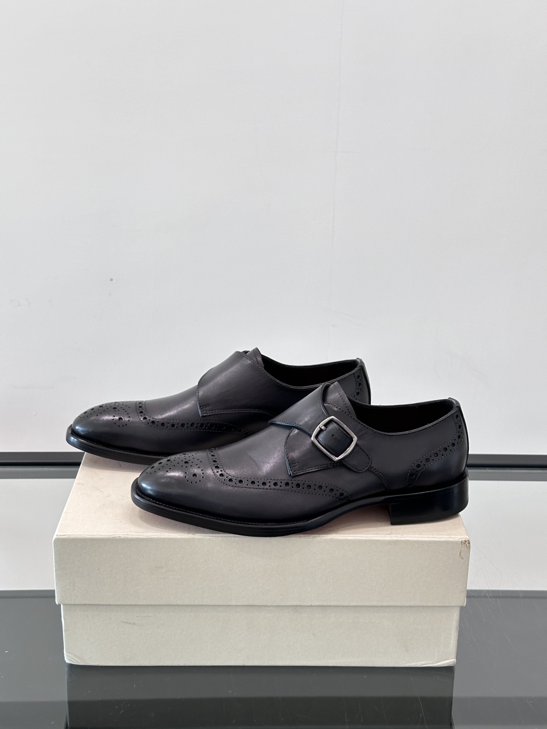 Santoni/圣东尼 意大利男士手工小牛皮真皮大底正装皮鞋，这个意大利纯手工鞋履品牌的每一双鞋设计简洁