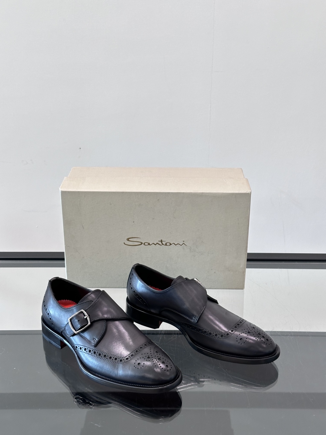 Santoni/圣东尼 意大利男士手工小牛皮真皮大底正装皮鞋，这个意大利纯手工鞋履品牌的每一双鞋设计简洁