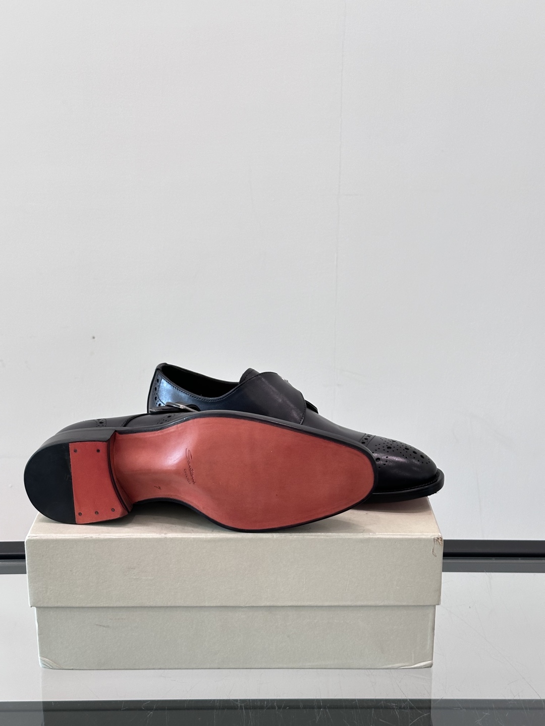 Santoni/圣东尼 意大利男士手工小牛皮真皮大底正装皮鞋，这个意大利纯手工鞋履品牌的每一双鞋设计简洁