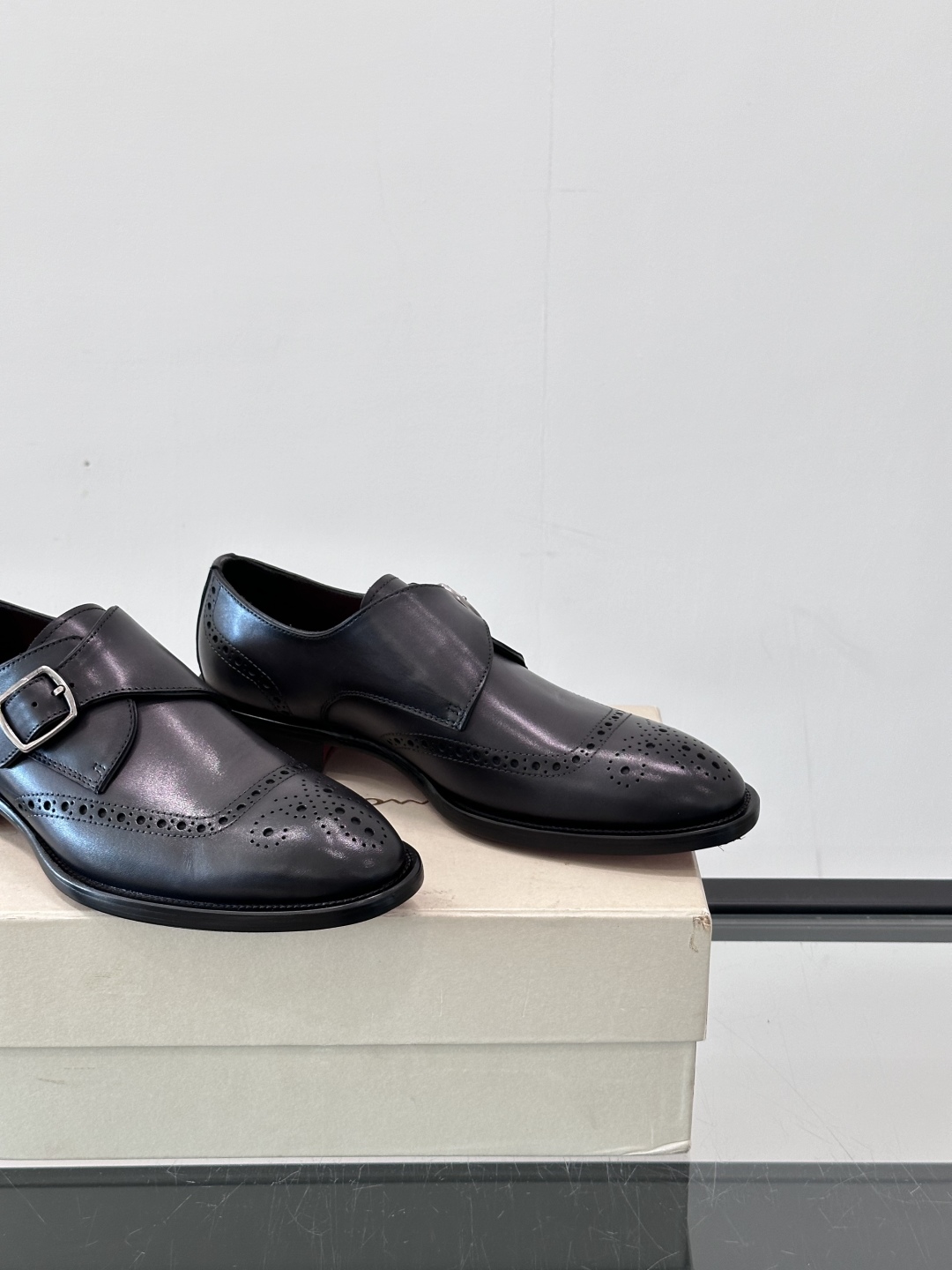 Santoni/圣东尼 意大利男士手工小牛皮真皮大底正装皮鞋，这个意大利纯手工鞋履品牌的每一双鞋设计简洁