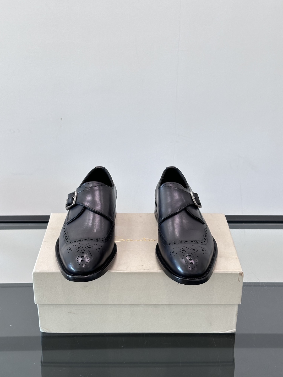 Santoni/圣东尼 意大利男士手工小牛皮真皮大底正装皮鞋，这个意大利纯手工鞋履品牌的每一双鞋设计简洁