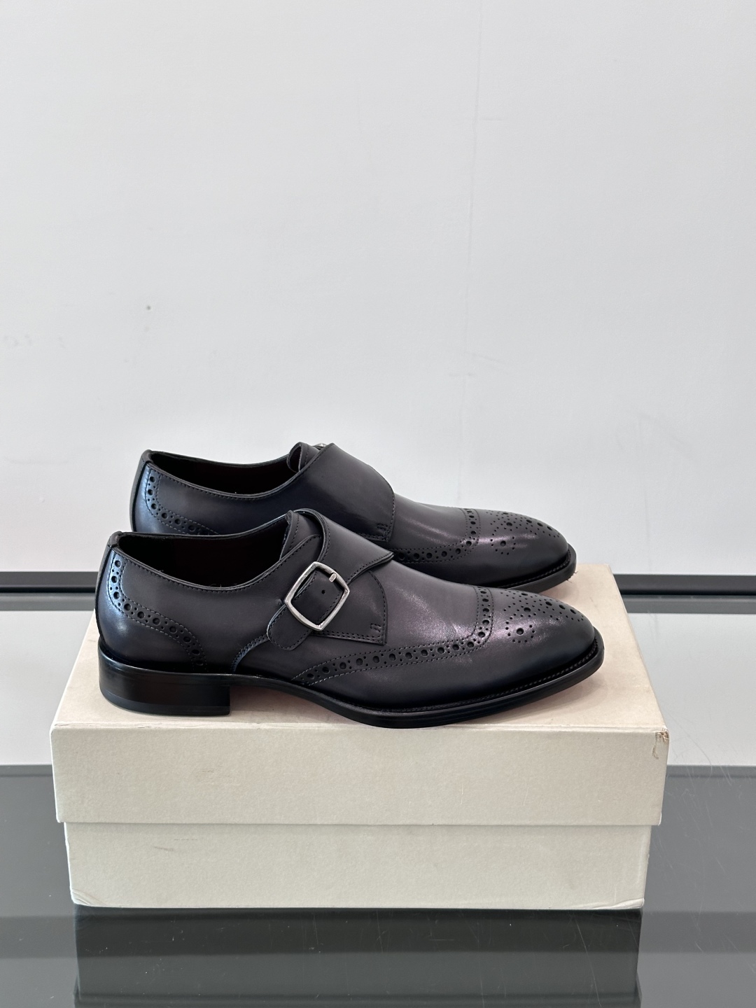 Santoni/圣东尼 意大利男士手工小牛皮真皮大底正装皮鞋，这个意大利纯手工鞋履品牌的每一双鞋设计简洁