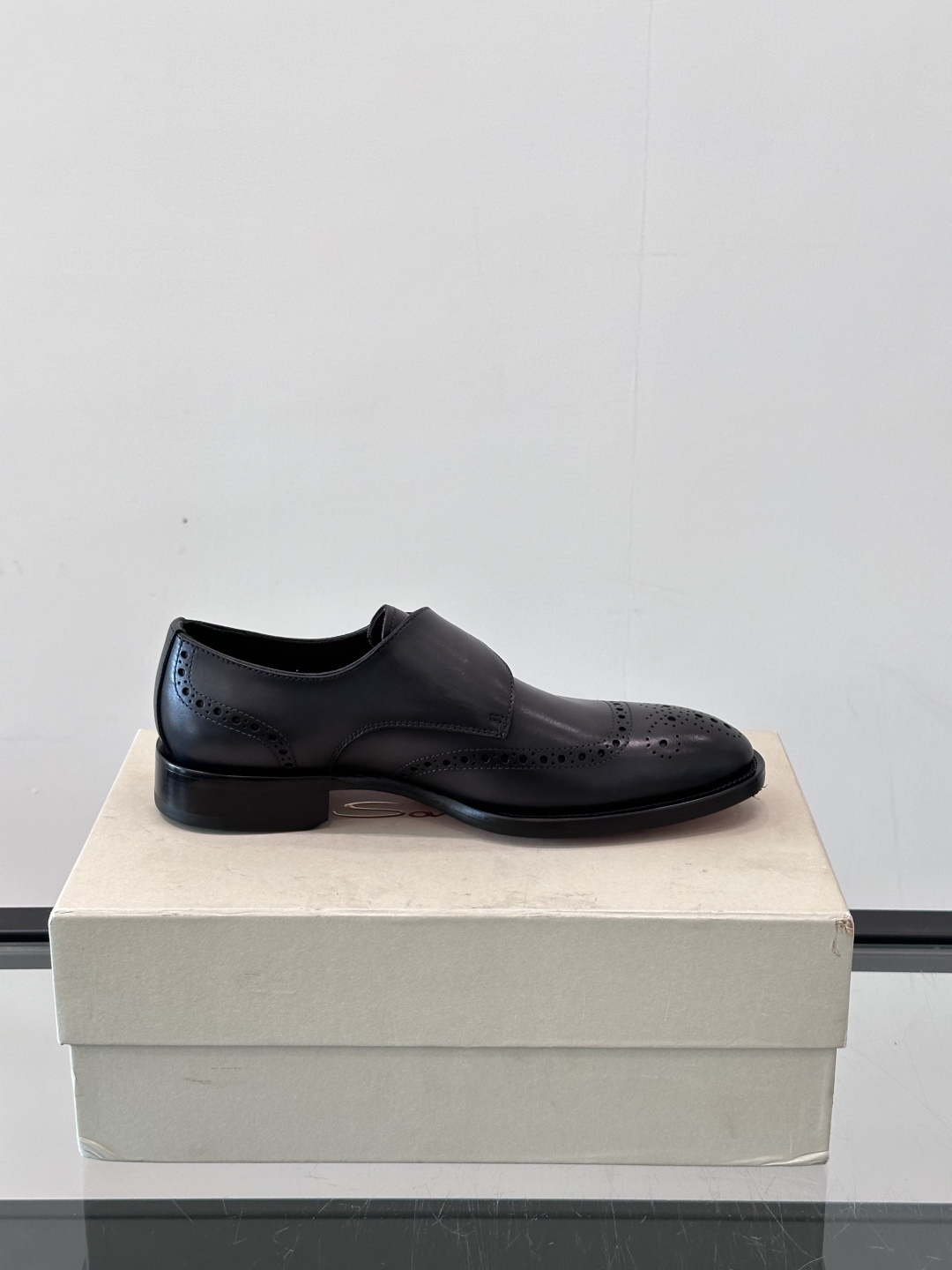 Santoni/圣东尼 意大利男士手工小牛皮真皮大底正装皮鞋，这个意大利纯手工鞋履品牌的每一双鞋设计简洁