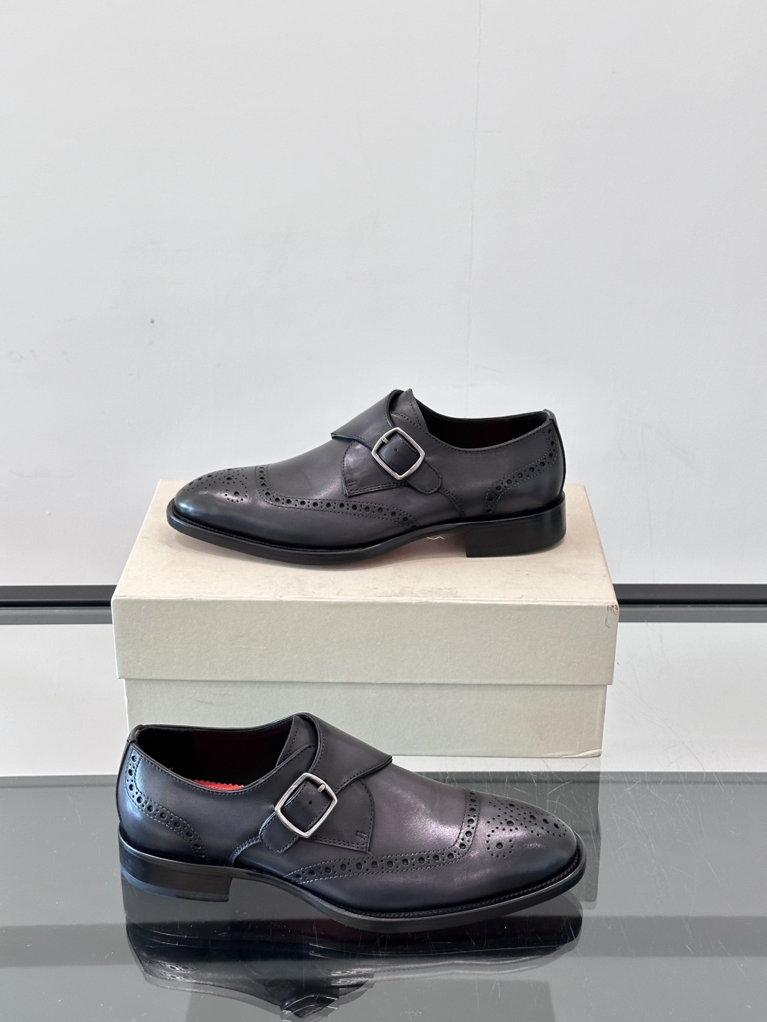 Santoni/圣东尼 意大利男士手工小牛皮真皮大底正装皮鞋，这个意大利纯手工鞋履品牌的每一双鞋设计简洁