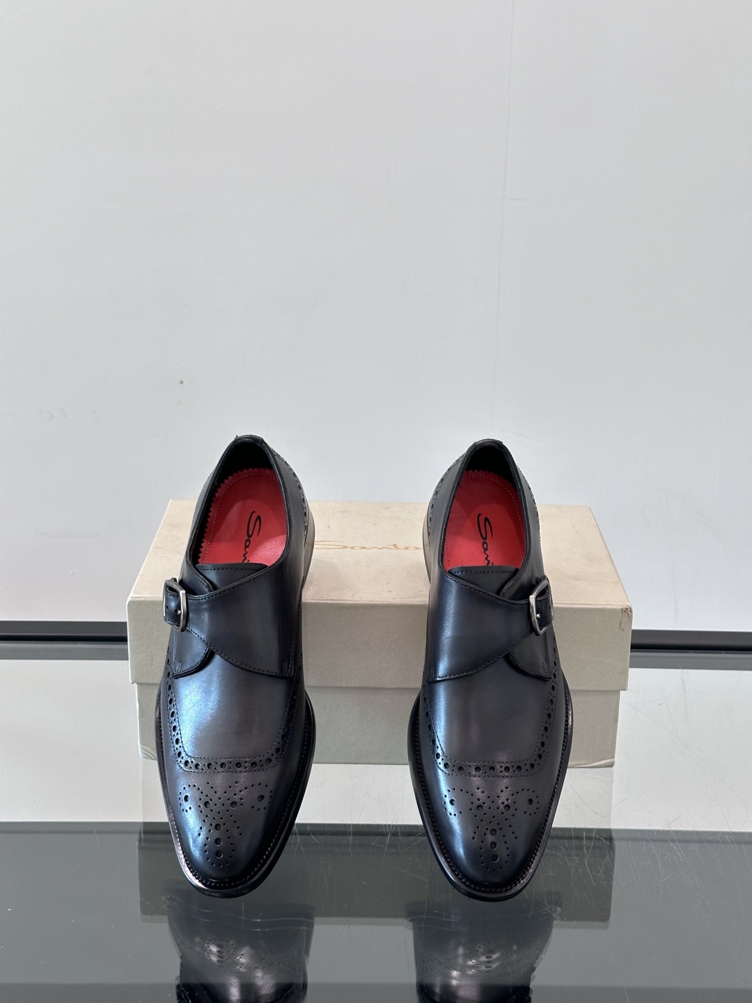 Santoni/圣东尼 意大利男士手工小牛皮真皮大底正装皮鞋，这个意大利纯手工鞋履品牌的每一双鞋设计简洁