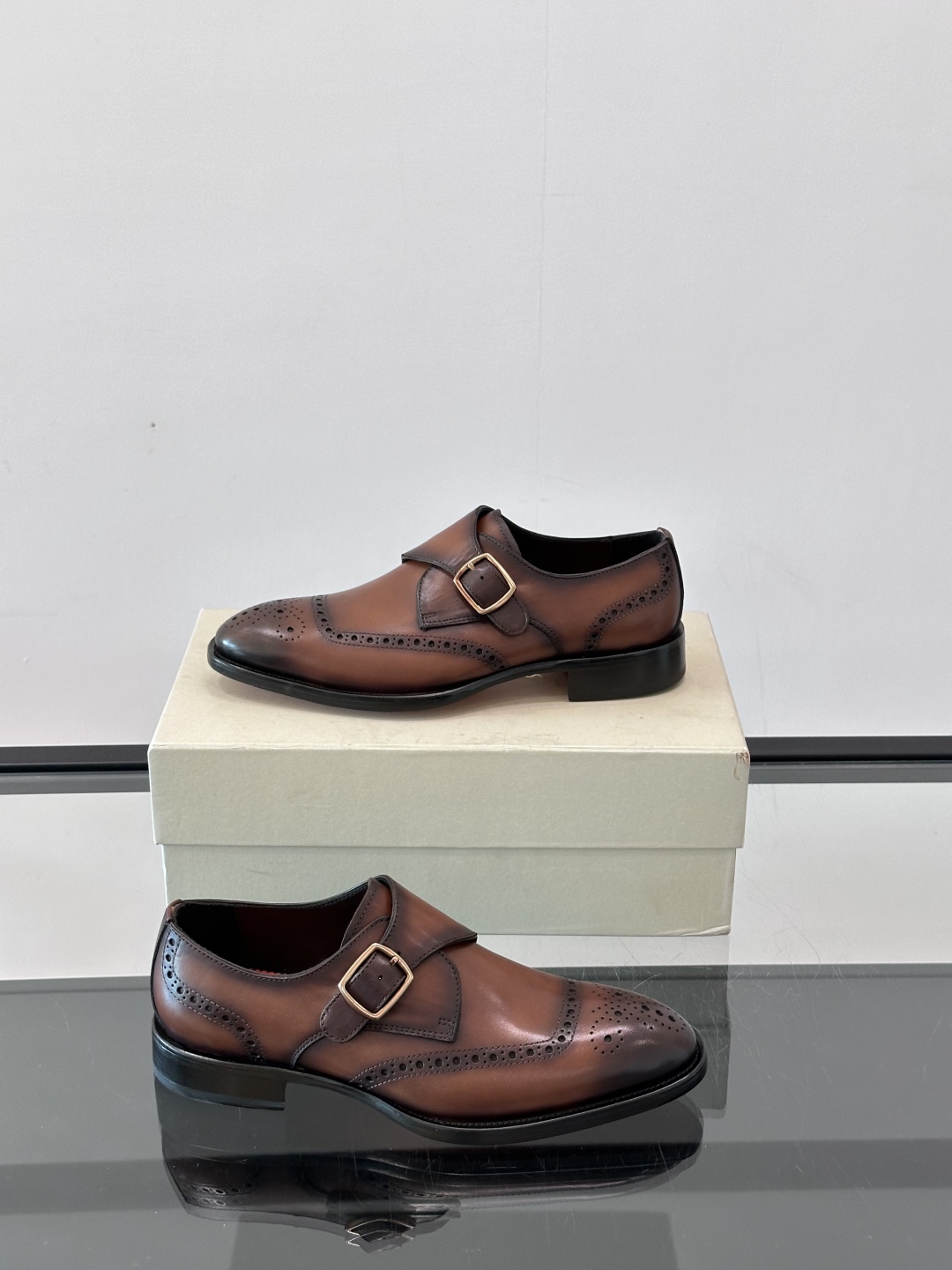 Santoni/圣东尼 意大利男士手工小牛皮真皮大底正装皮鞋，这个意大利纯手工鞋履品牌的每一双鞋设计简洁