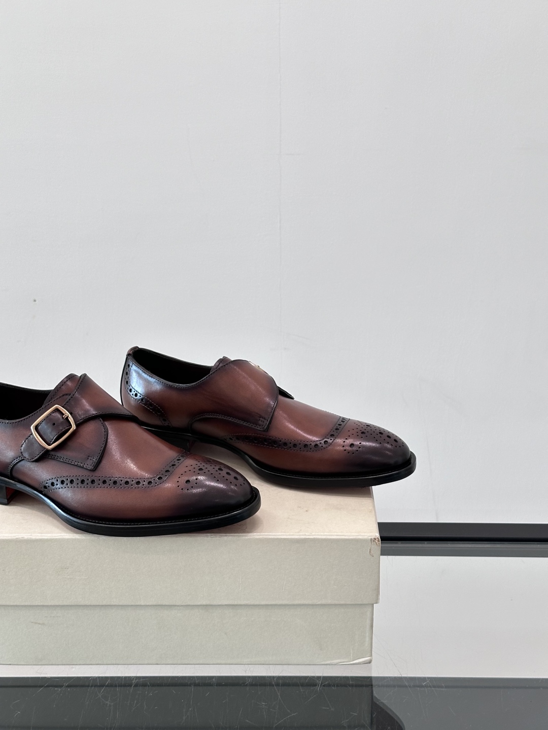 Santoni/圣东尼 意大利男士手工小牛皮真皮大底正装皮鞋，这个意大利纯手工鞋履品牌的每一双鞋设计简洁