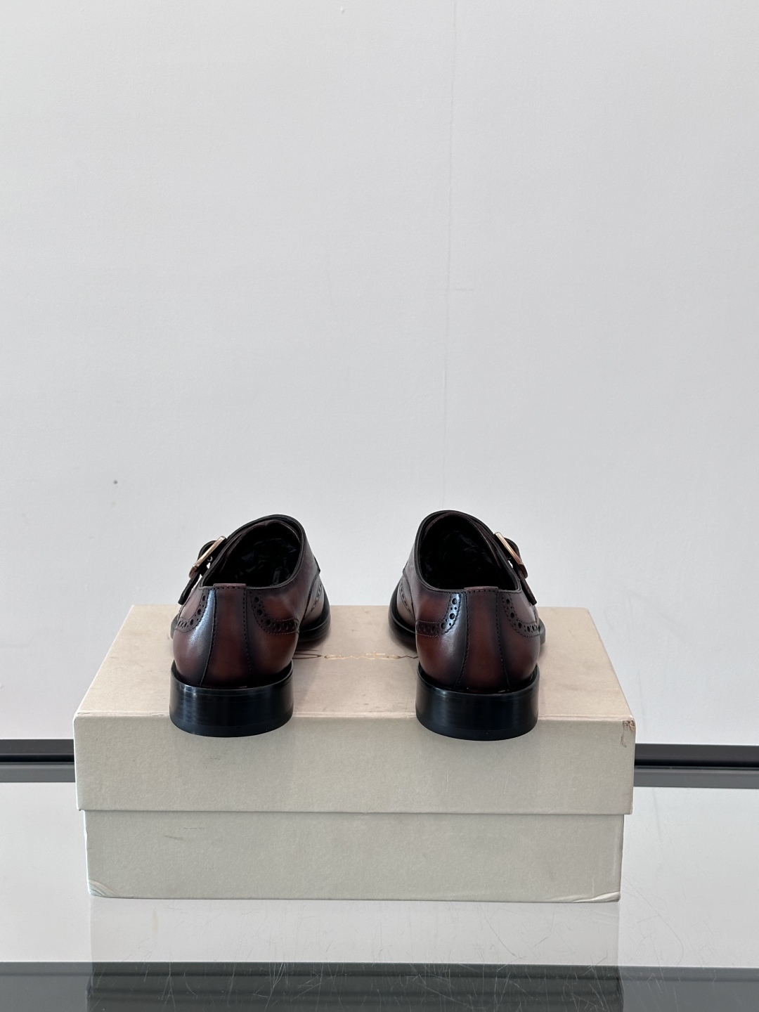 Santoni/圣东尼 意大利男士手工小牛皮真皮大底正装皮鞋，这个意大利纯手工鞋履品牌的每一双鞋设计简洁