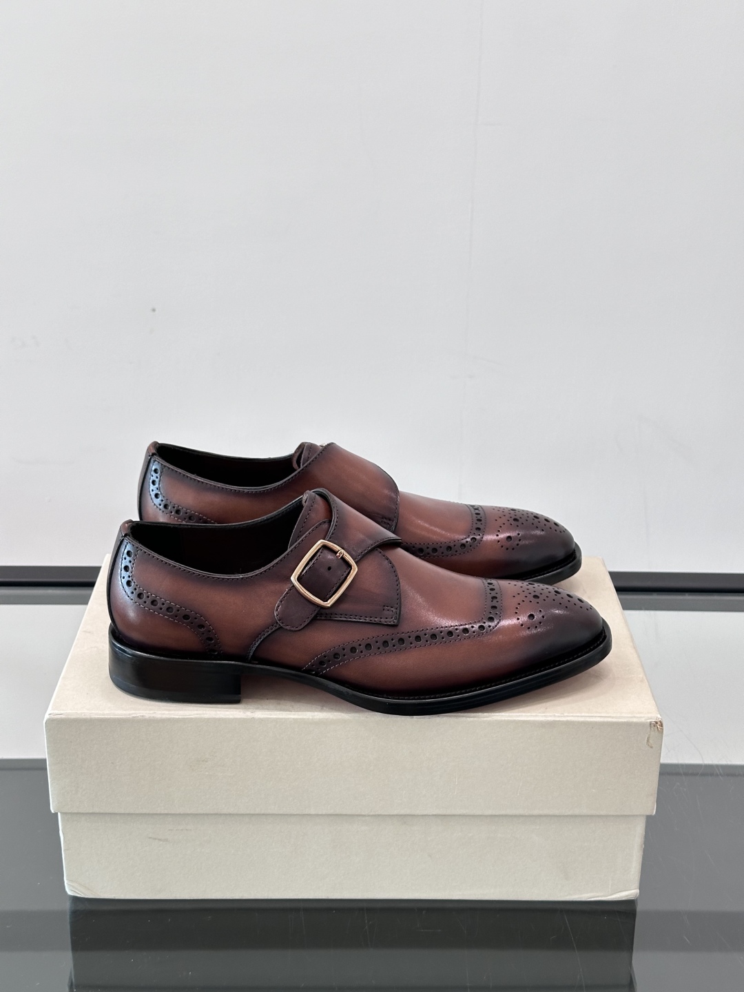 Santoni/圣东尼 意大利男士手工小牛皮真皮大底正装皮鞋，这个意大利纯手工鞋履品牌的每一双鞋设计简洁