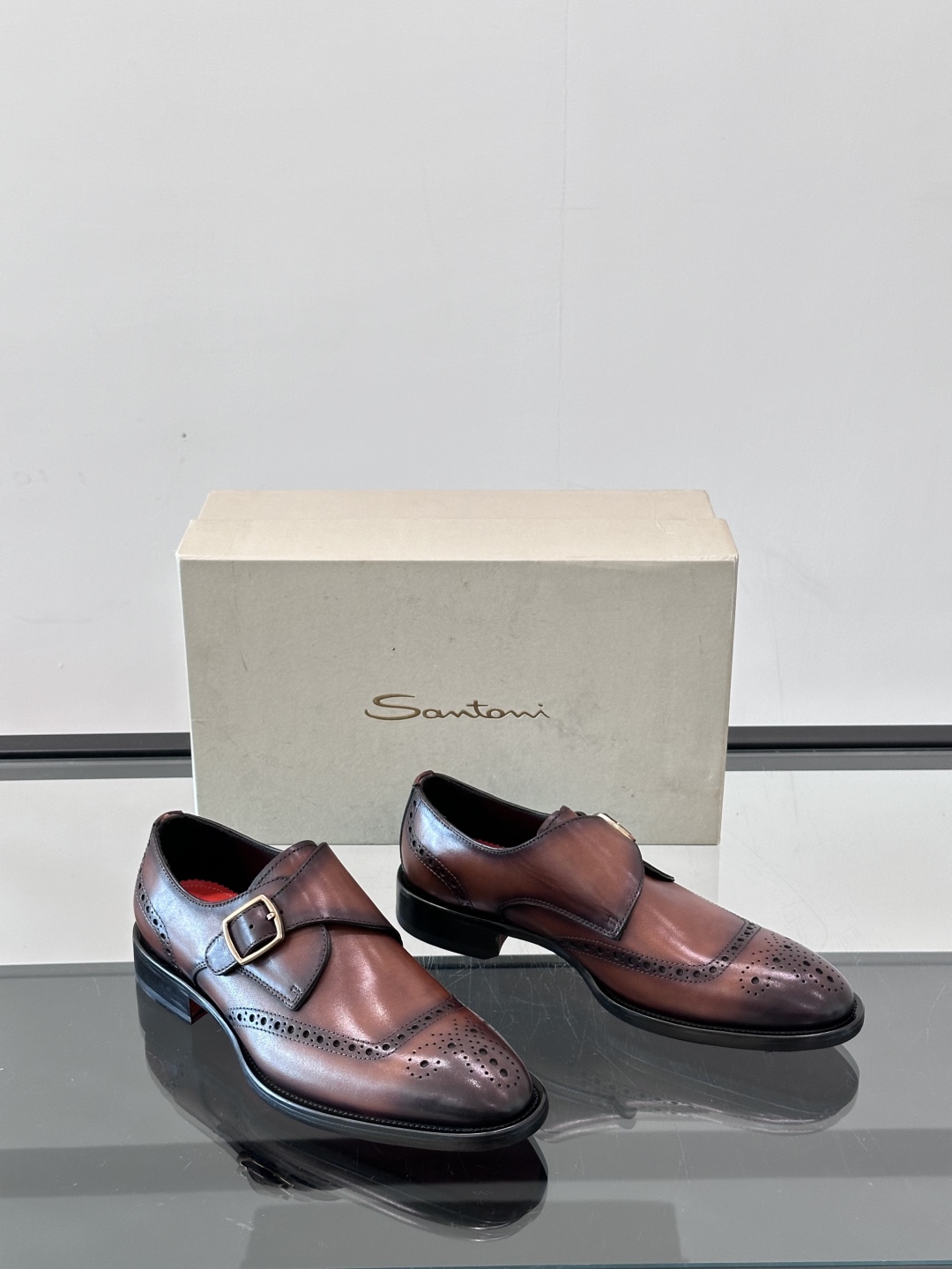 Santoni/圣东尼 意大利男士手工小牛皮真皮大底正装皮鞋，这个意大利纯手工鞋履品牌的每一双鞋设计简洁