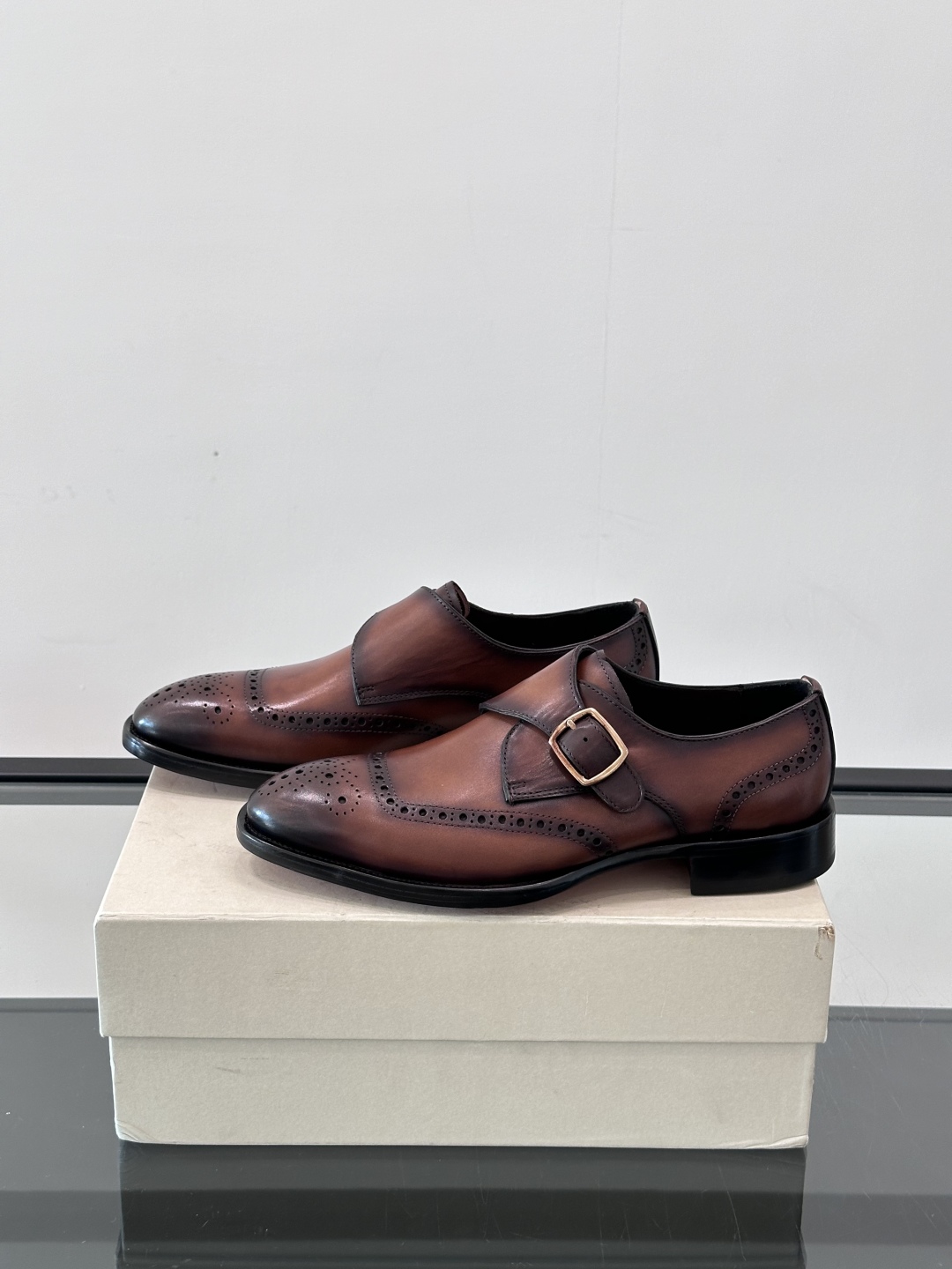 Santoni/圣东尼 意大利男士手工小牛皮真皮大底正装皮鞋，这个意大利纯手工鞋履品牌的每一双鞋设计简洁