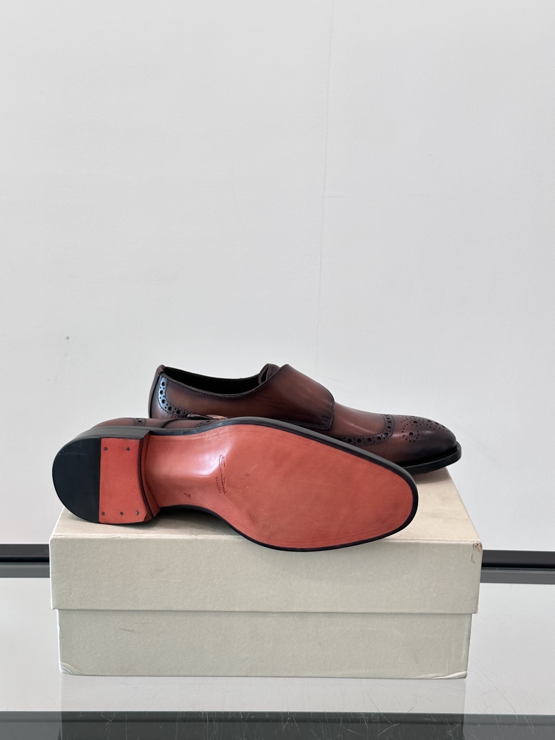 Santoni/圣东尼 意大利男士手工小牛皮真皮大底正装皮鞋，这个意大利纯手工鞋履品牌的每一双鞋设计简洁